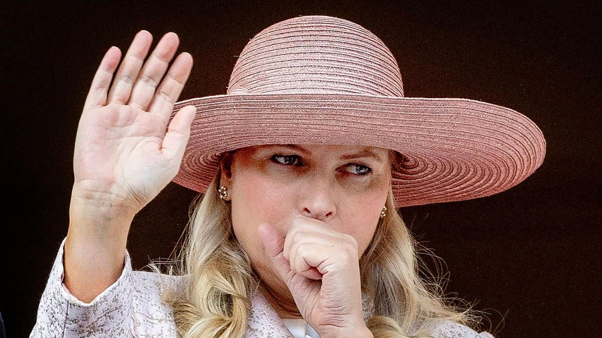 Dass die Lage bei Mette-Marit ernst war, zeigte sich bereits am norwegischen Nationalfeiertag am 17. Mai, an dem sie sich mit einem Sauerstoffschlauch in der Öffentlichkeit präsentierte.