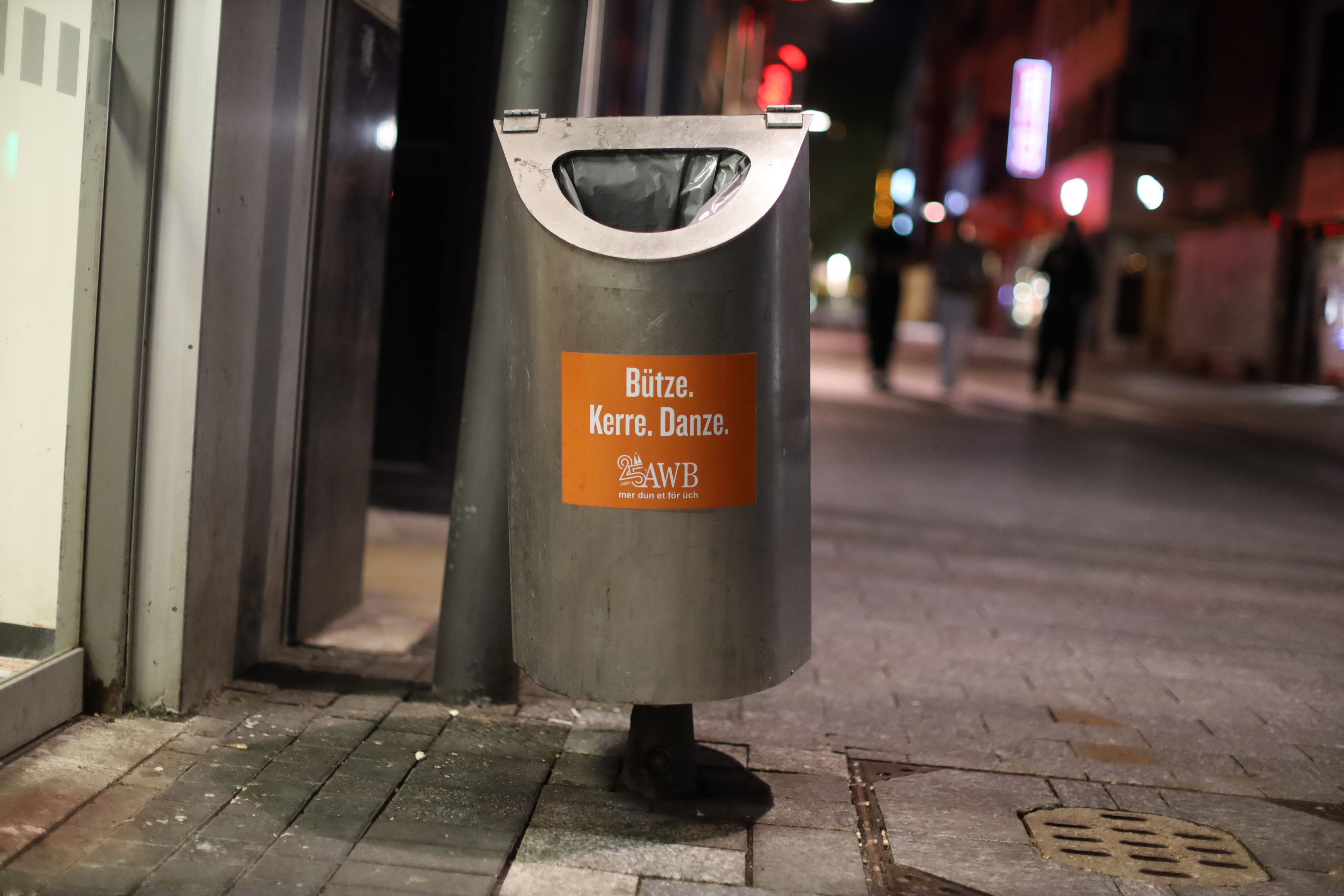 15.06.2026, Köln: Unterwegs mit der AWB: 100 Kaugummis pro Quadratmeter Nacht für Nacht im Einsatz gegen den Schmodder auf der Hohe Straße. Foto: Arton Krasniqi