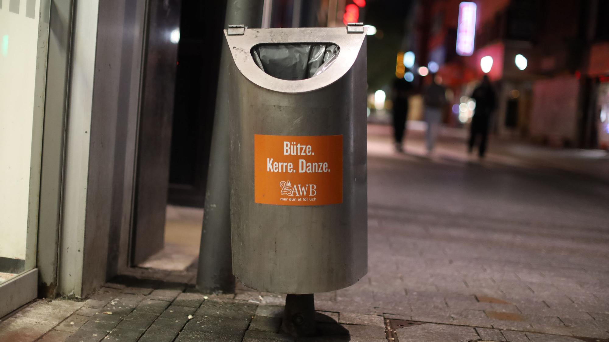 15.06.2026, Köln: Unterwegs mit der AWB: 100 Kaugummis pro Quadratmeter Nacht für Nacht im Einsatz gegen den Schmodder auf der Hohe Straße. Foto: Arton Krasniqi