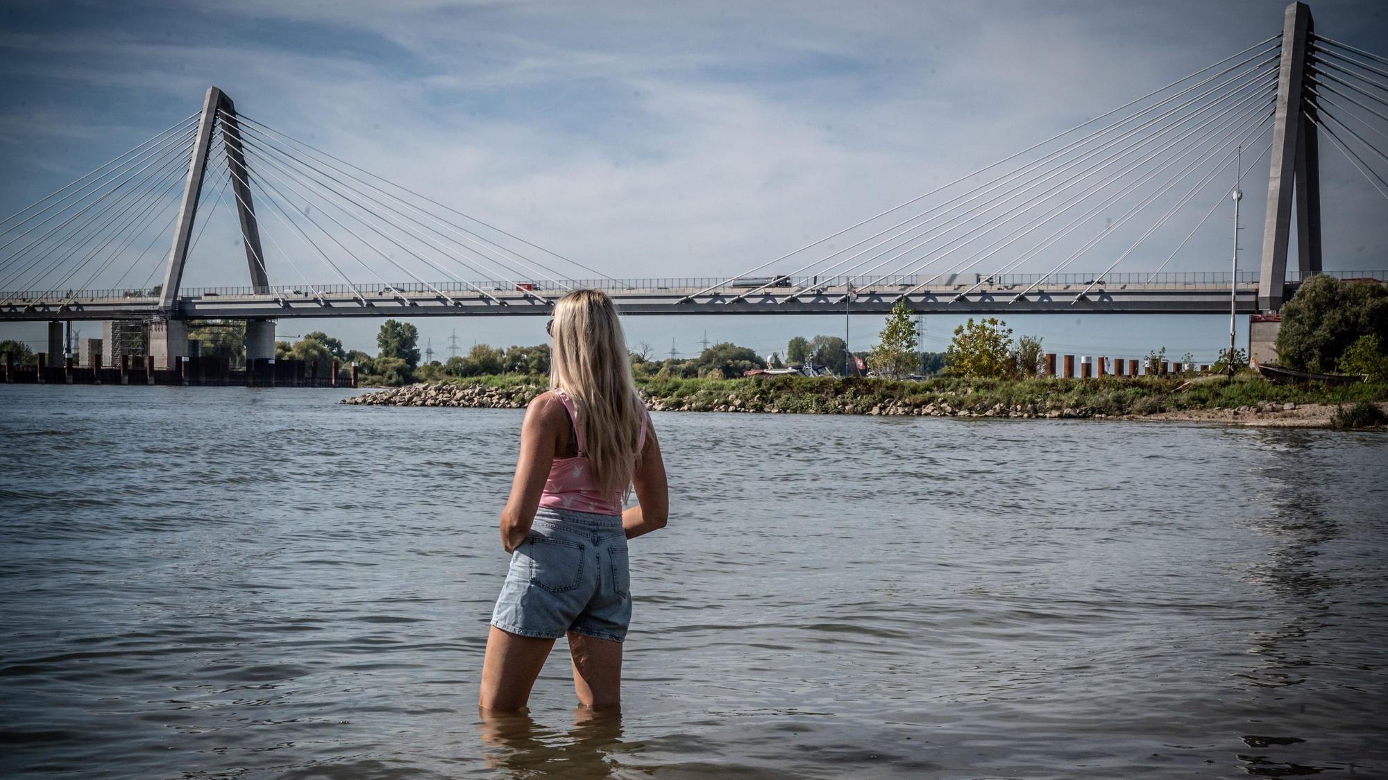 Das Baden im Rhein in Leverkusen ist verboten (Archivfoto)