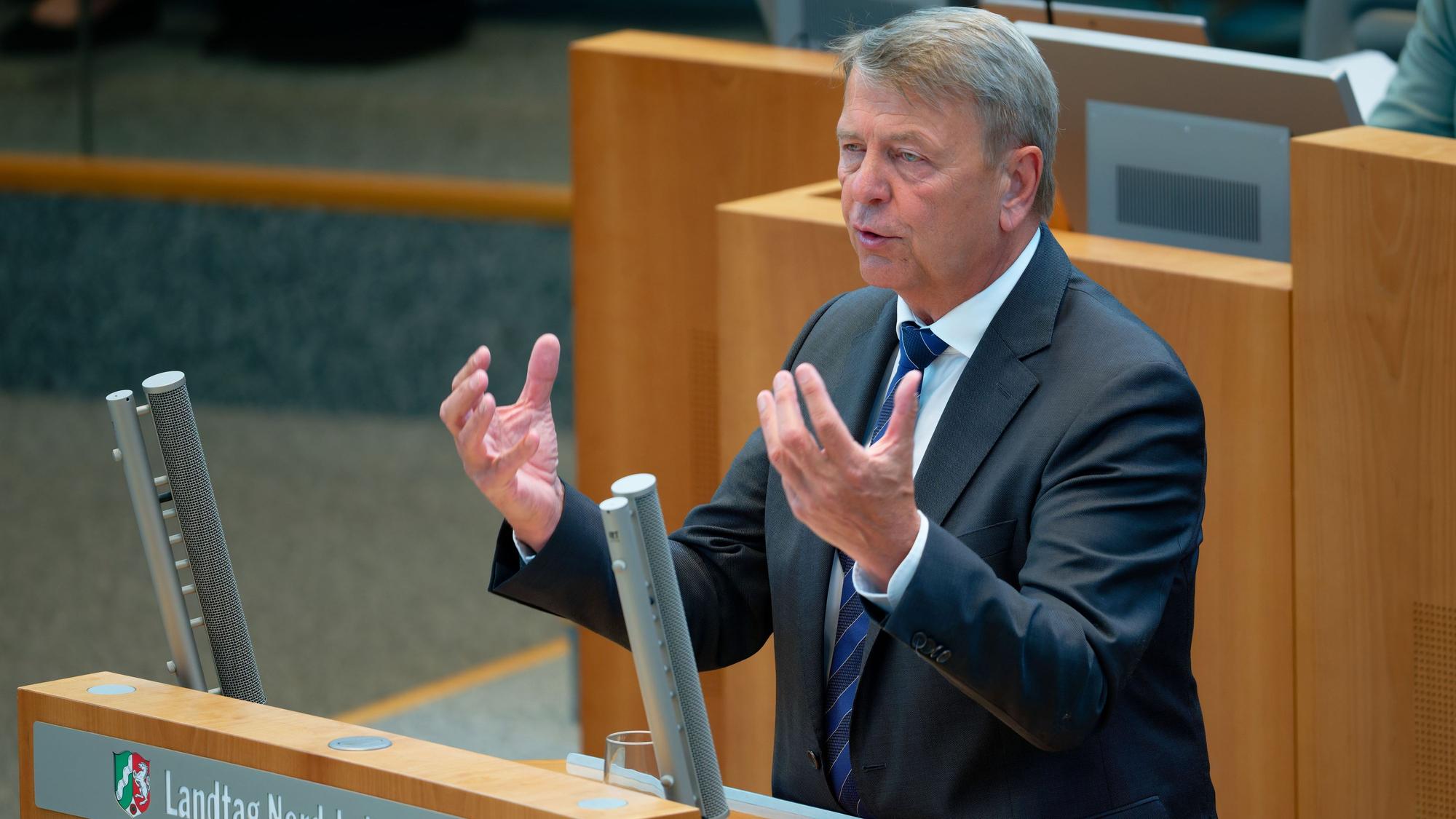 Christof Rasche (FDP) bei einer Plenarsitzung im Landtag von Nordrhein-Westfalen zur Verkehrssituation.