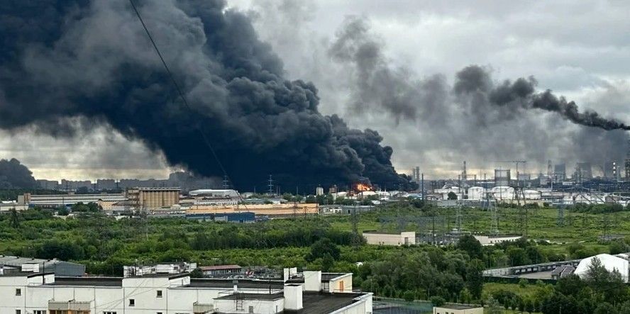 Ein Screenshot aus einem Video zeigt einen Großbrand in der Moskauer Raffinerie am Morgen des 18. Juni.