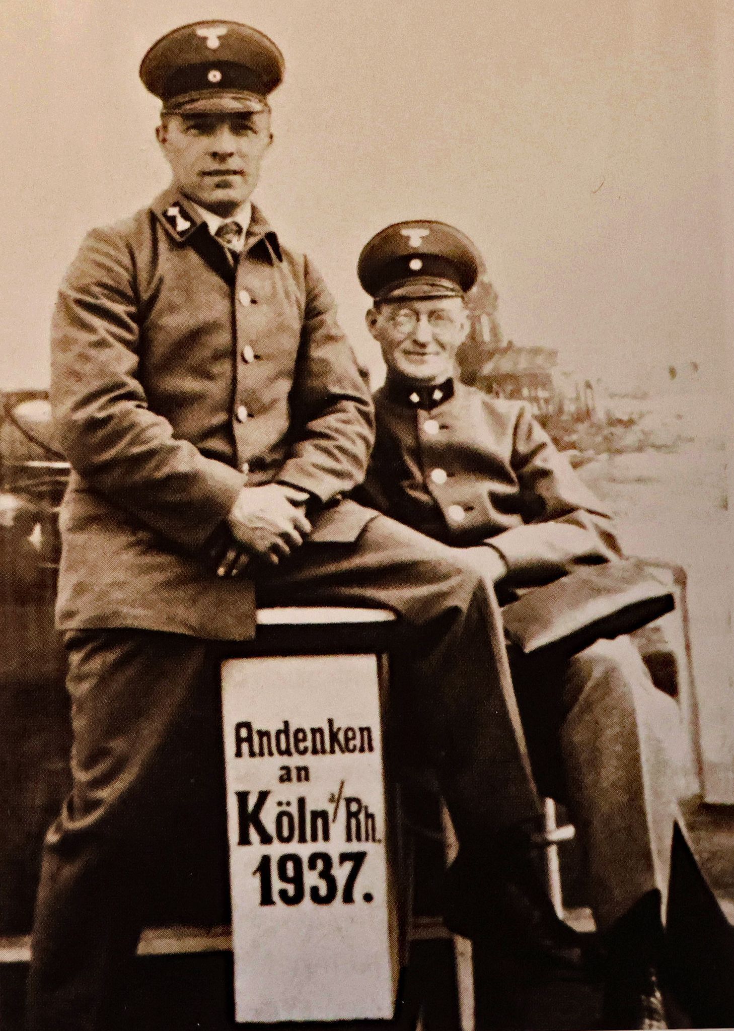 Das alte Foto zeigt zwei Schaffner in ihren Uniformen.