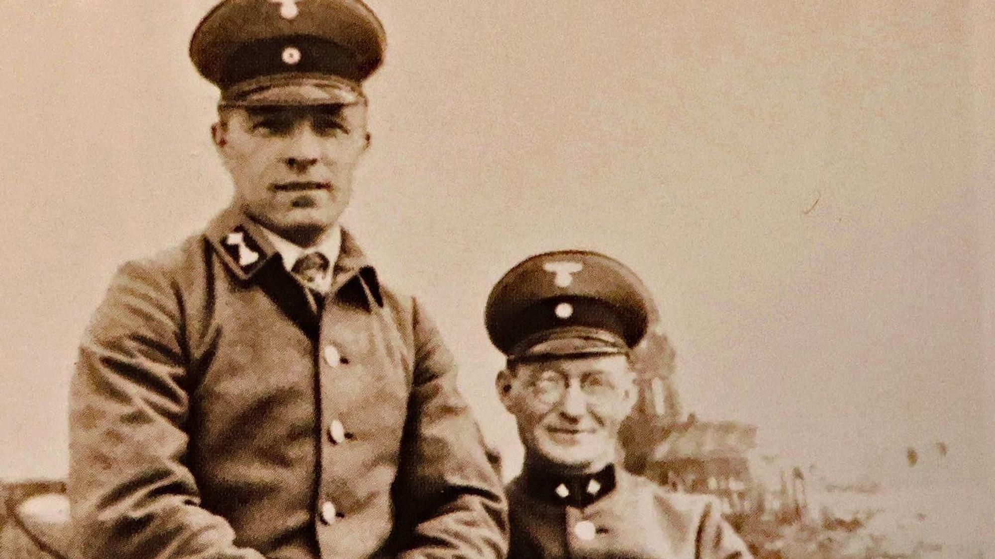 Das alte Foto zeigt zwei Schaffner in ihren Uniformen.