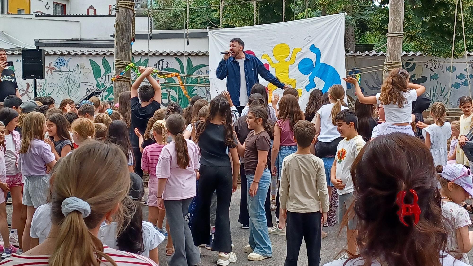 Nach der Feier gab der Sänger Nico Gomez ein Konzert auf dem Schulhof.
