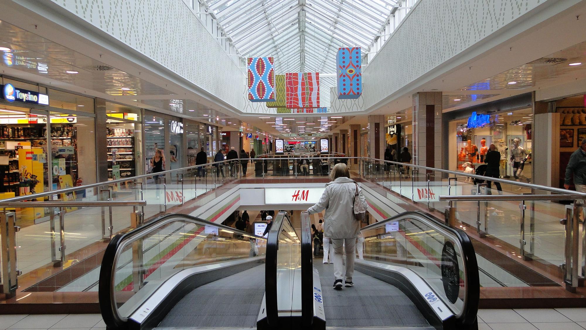 Die Innenansicht eines Shopping-Centers mit Rolltreppen.