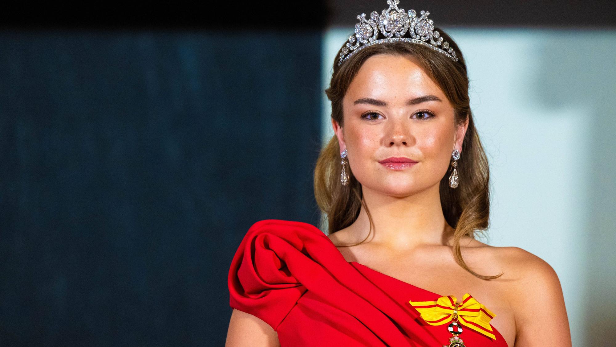 Prinzessin Ariane mit Diadem und Abendkleid.