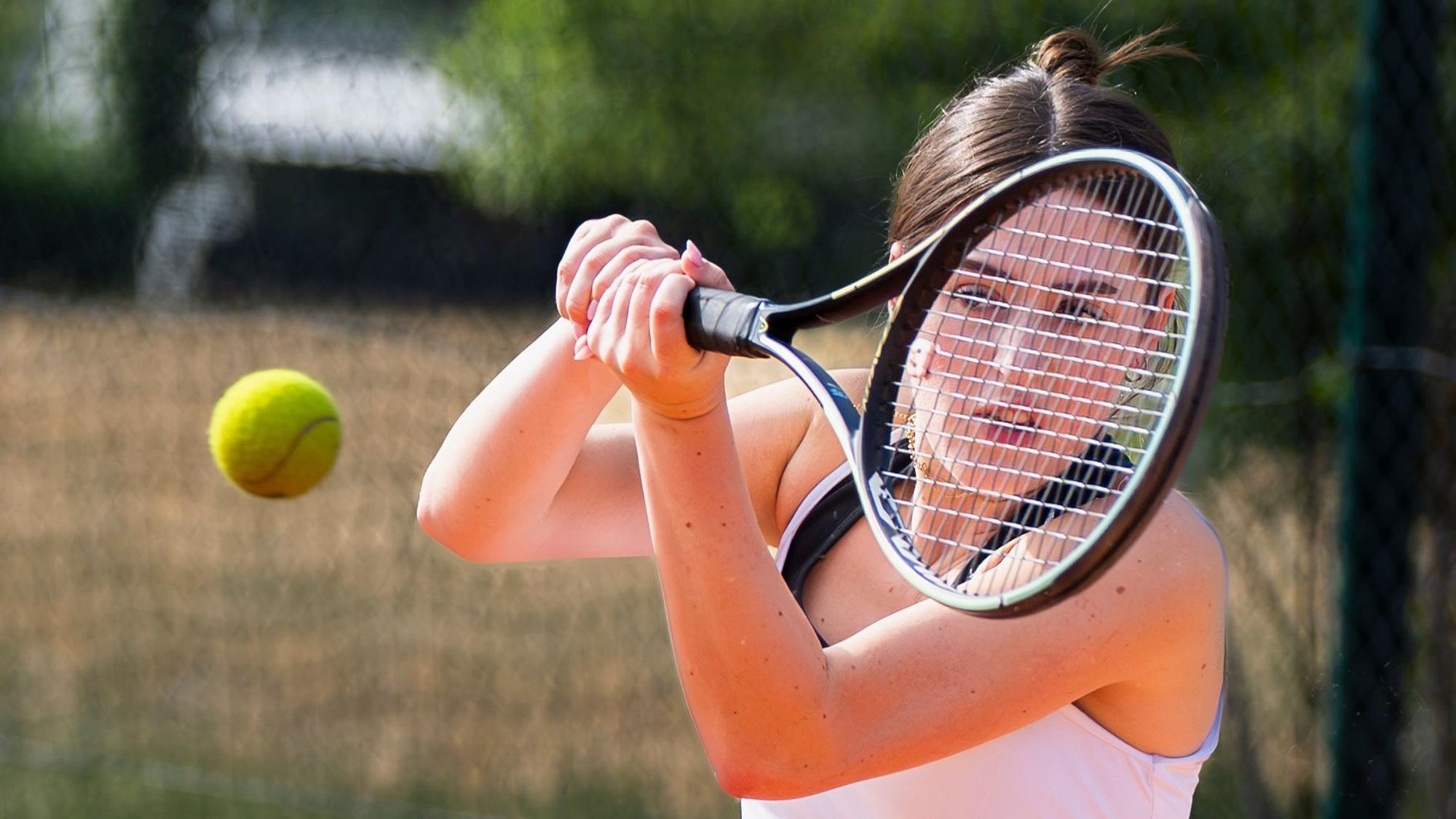 Das Bild zeigt Tennisspielerin Greta Regh bei einer Rückhand.