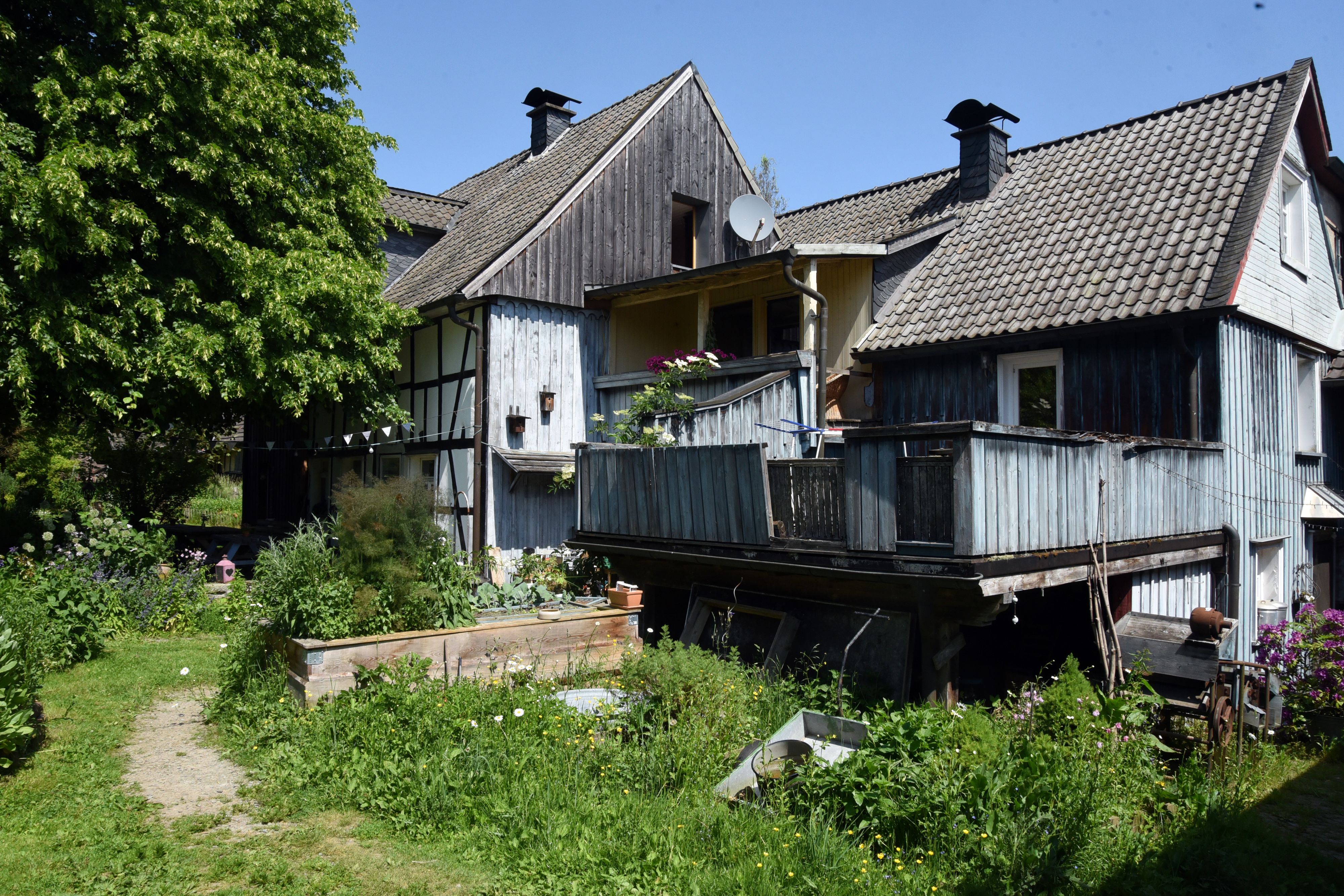 Urig ist der Lindenhof in Walbröl-Diezenkausen. Die ersten Gebäude des Ensembles datieren auf das Jahr 1865.