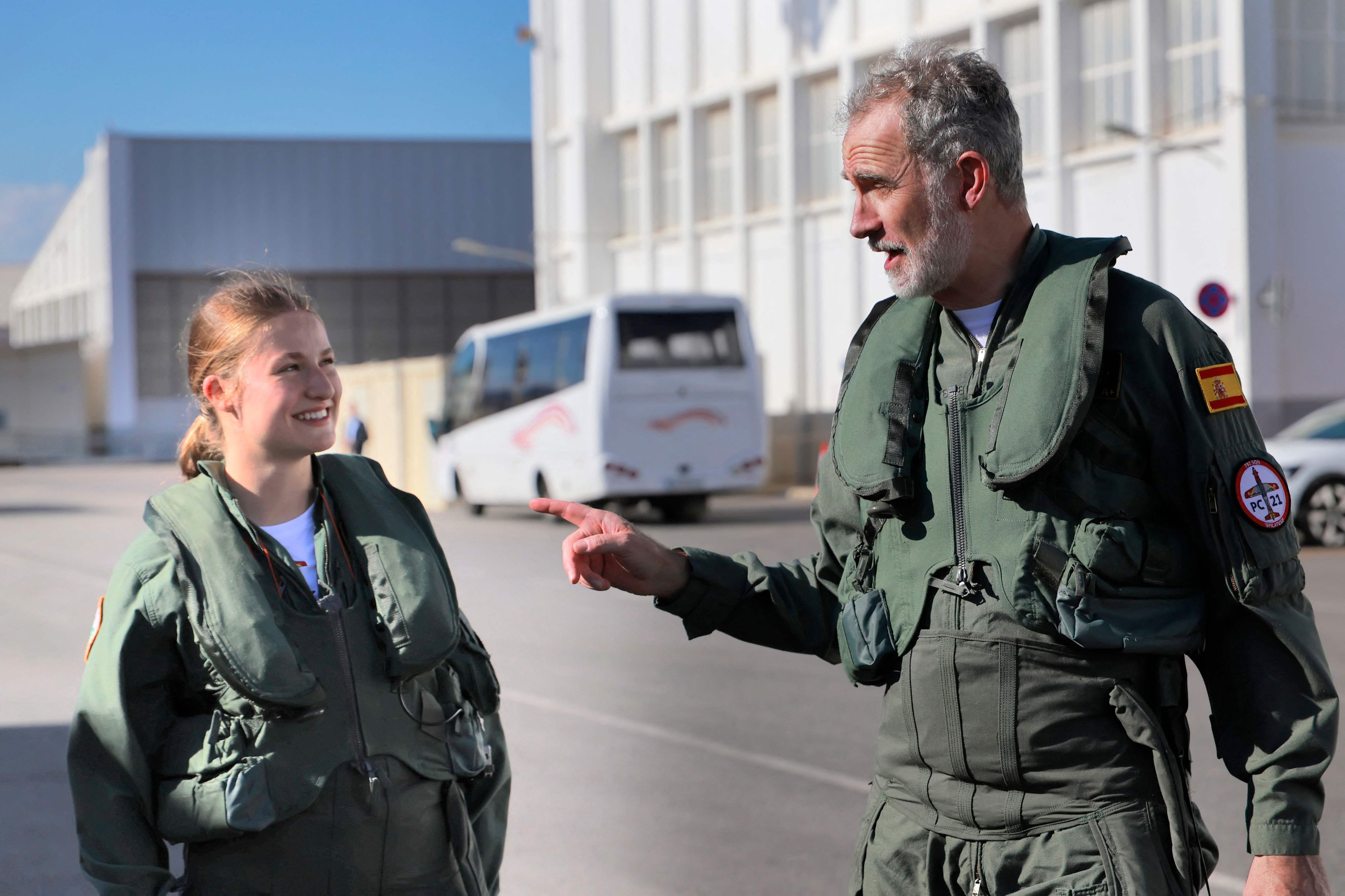 König Felipe VI. und Kronprinzessin Leonor auf dem Weg zu ihren Maschinen vor einem gemeinsamen militärischen Übungsflug an der Luftfahrtakademie in San Javier.