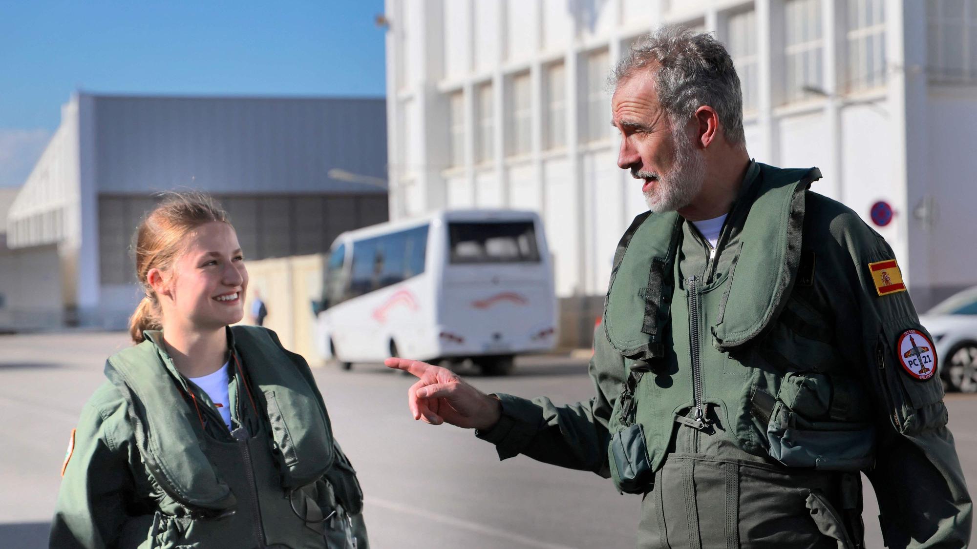 König Felipe VI. und Kronprinzessin Leonor auf dem Weg zu ihren Maschinen vor einem gemeinsamen militärischen Übungsflug an der Luftfahrtakademie in San Javier.