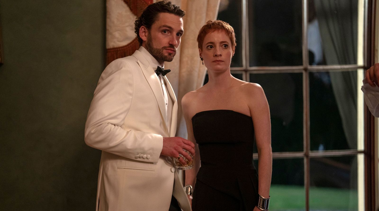 Szene aus „Prisoner - Auf der Flucht“: Declan Dempsey (Laurie Davidson), Sohn des Gangsterbosses und Nina Drâgus (Leonie Benesch), haben ein ambivalentes Verhältnis zueinander. (Bild: Sky UK)