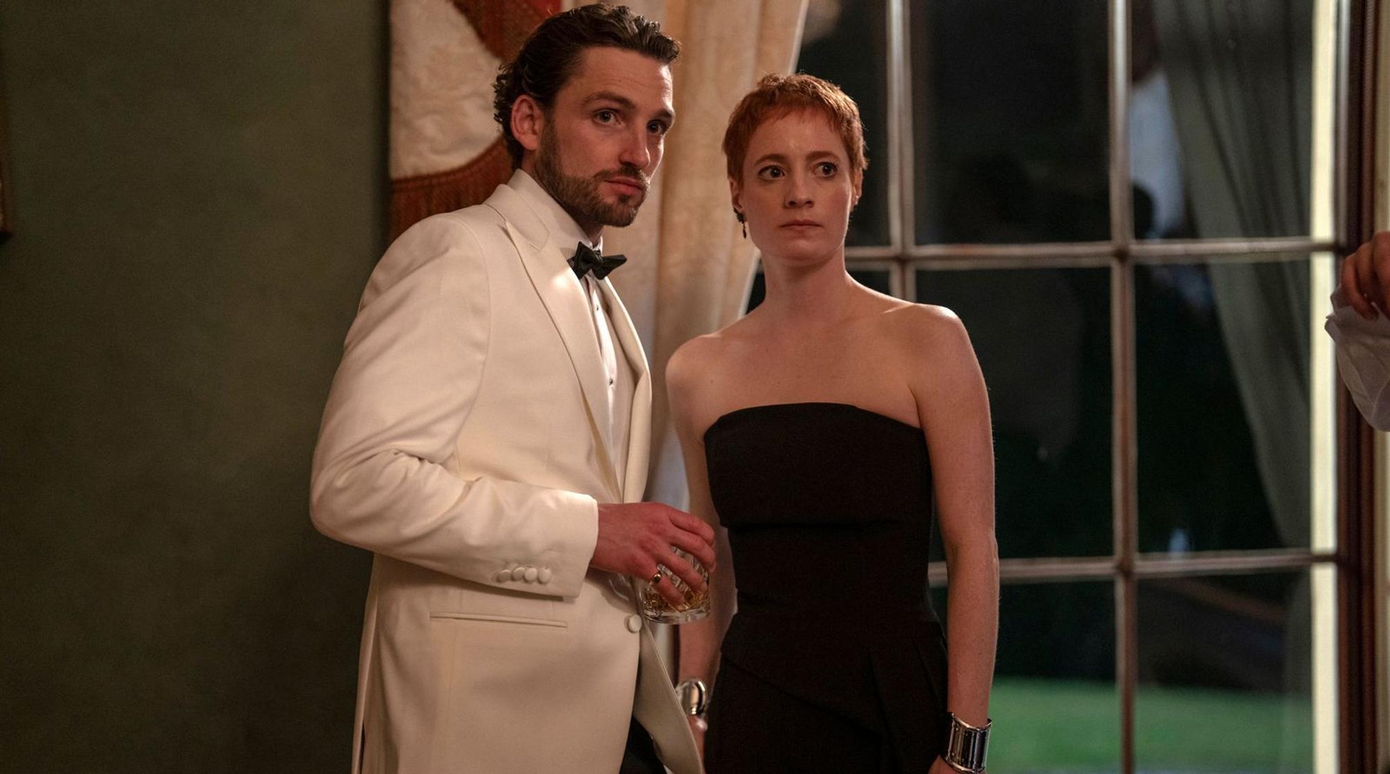 Szene aus „Prisoner - Auf der Flucht“: Declan Dempsey (Laurie Davidson), Sohn des Gangsterbosses und Nina Drâgus (Leonie Benesch), haben ein ambivalentes Verhältnis zueinander. (Bild: Sky UK)