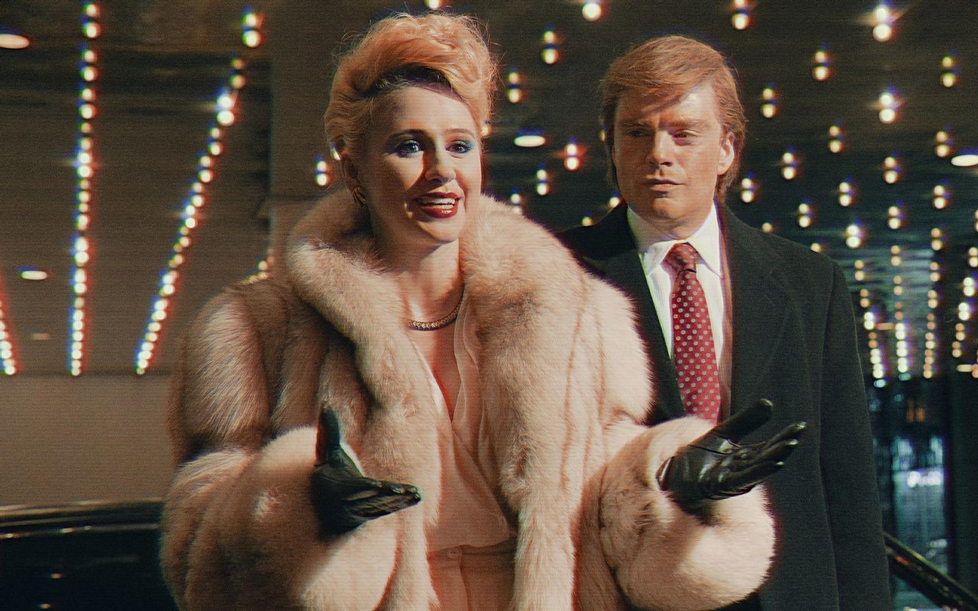 „The Apprentice“ zeigt auch, wie Donald Trump (Sebastian Stan) seine erste Frau Ivana (Marija Bakalowa) kennenlernte. (Bild: ZDF/Pief Weyman)