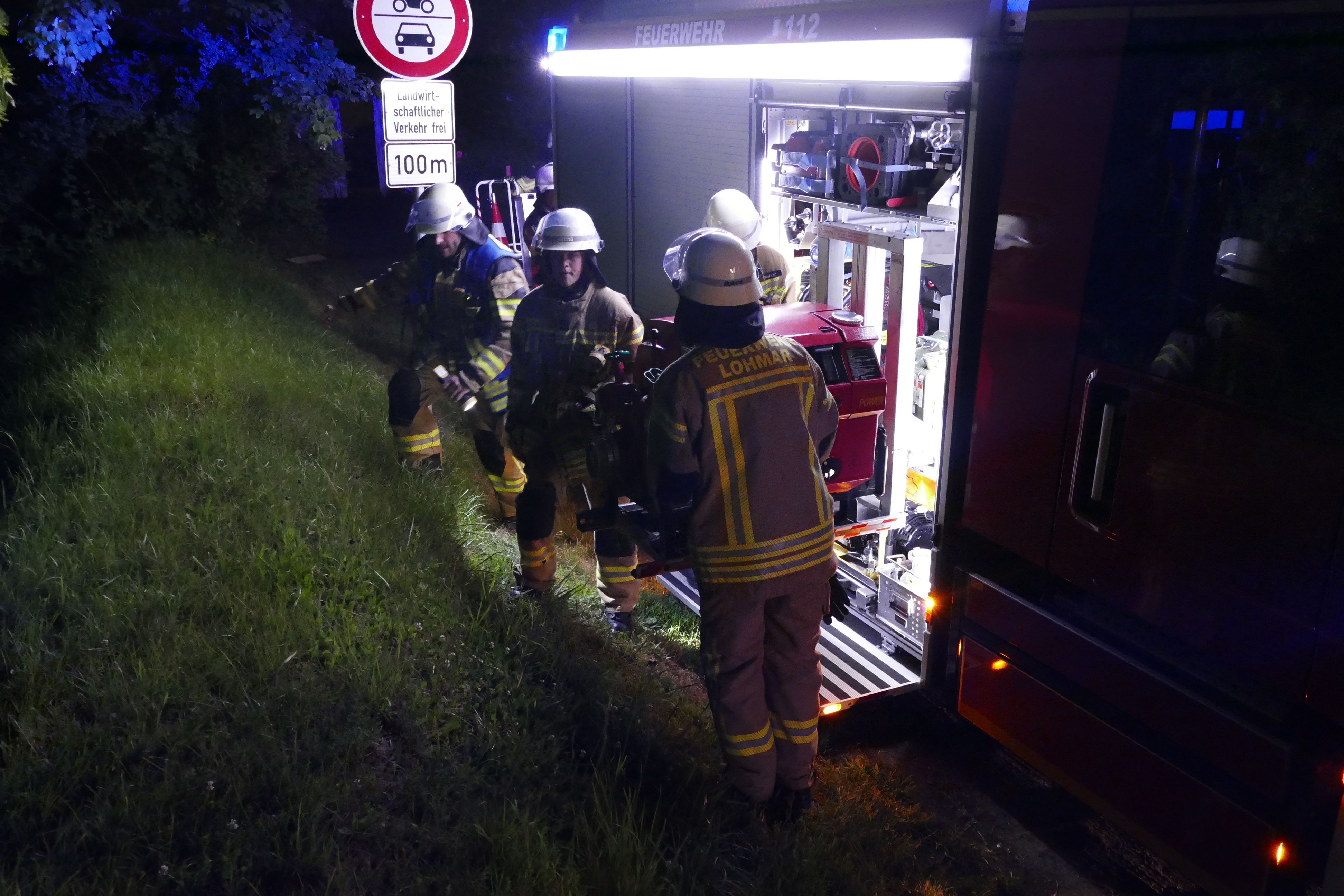 Breidter Feuerwehrleute machen die Pumpe startklar, so dass Wasser aus der Agger zum Löschen geholt werden konnte.