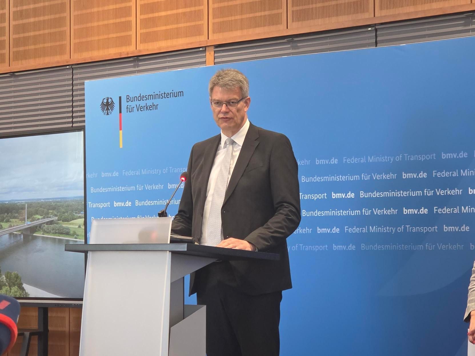 Bundesverkehrsminister Patrick Schnieder hat am Freitag über die Sperrung - und den Abriss - der Bonner Nordbrücke informiert.