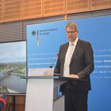 Bundesverkehrsminister Patrick Schnieder hat am Freitag über die Sperrung - und den Abriss - der Bonner Nordbrücke informiert.