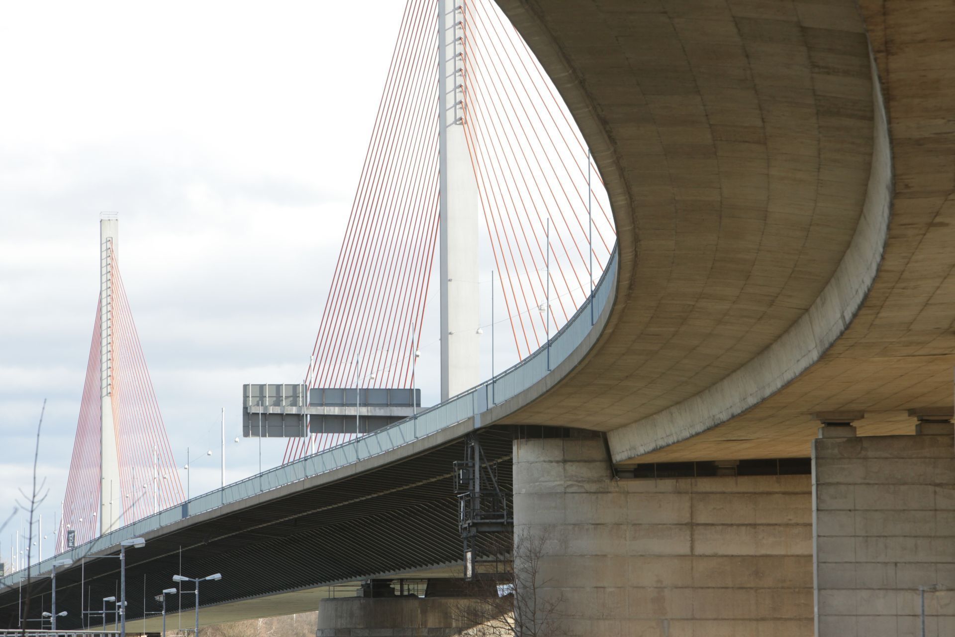 Die Nordbrücke bleibt gesperrt. Die linksrheinische Vorlandbrücke muss schnellstmöglich abgerissen und neugebaut werden.