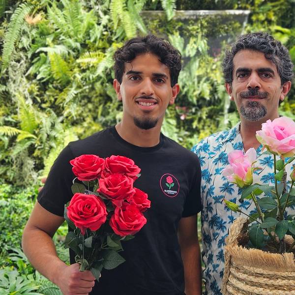 Zu sehen sind Benyamin und Milad Sayadi, die in Bedburg einen Blumenladen eröffnen. Sie halten Blumen in der Hand.