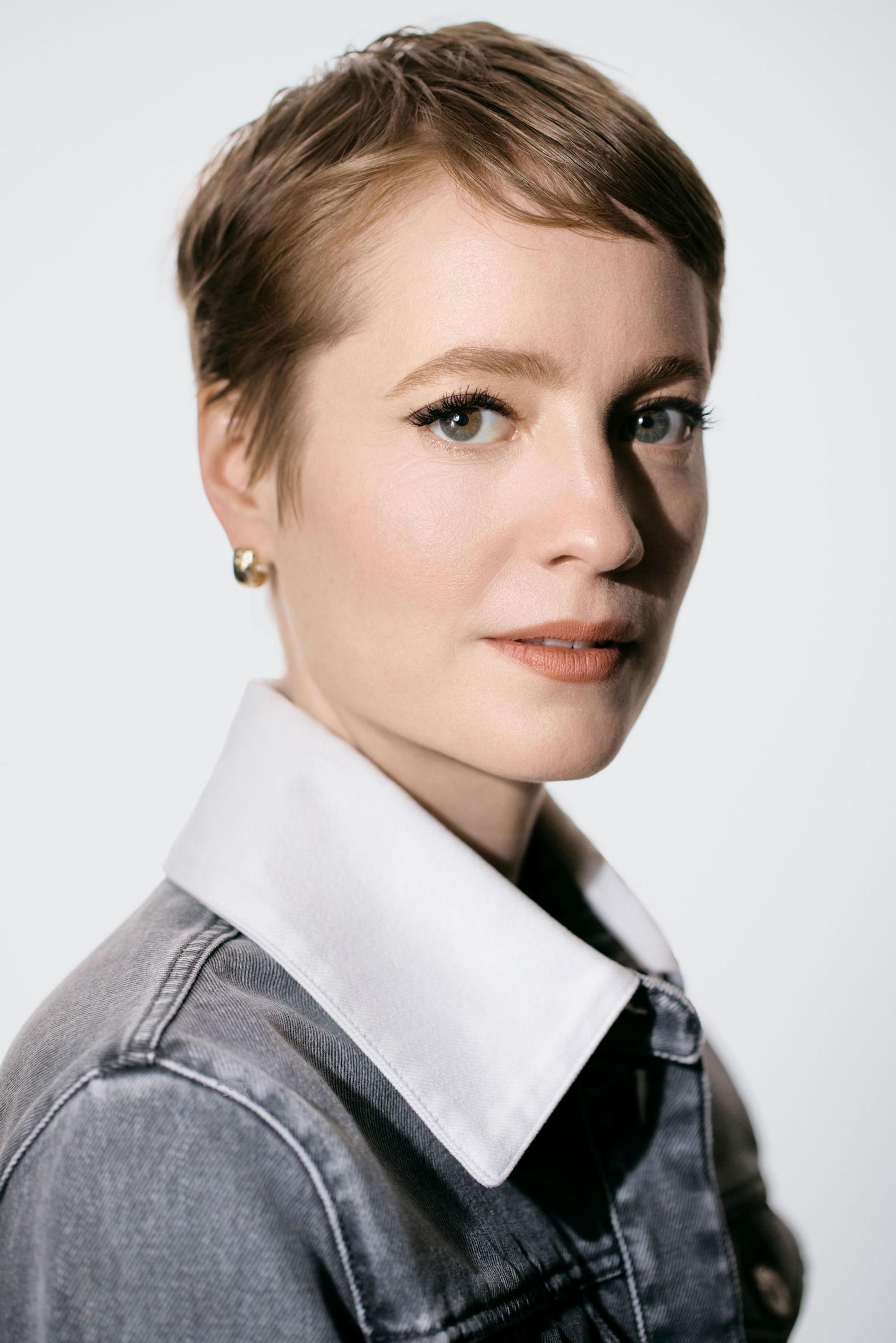 Leonie Bensch, 35, ist so etwas wie die deutsche Schauspielhoffnung ihrer Generation. Gleich drei ihrer Arthaus-Filme, in denen sie tragende Rollen spielt, wurden in den letzten Jahren von Preisen überhäuft: „Das Lehrerzimmer“, „Heldin“ und „September 5“. Nun ist sie in einer knallharten Action-Rolle zu sehen. (Bild: Robin Kater)