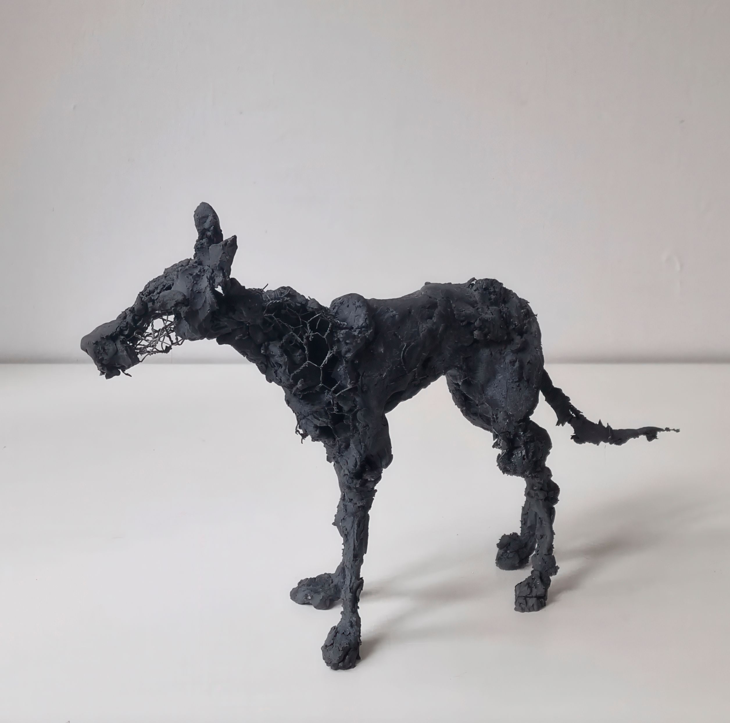 Der „Little Black Dog“ von Nelly Schmücking ist eine der rund zwölf Tierplastiken, die gezeigt werden.