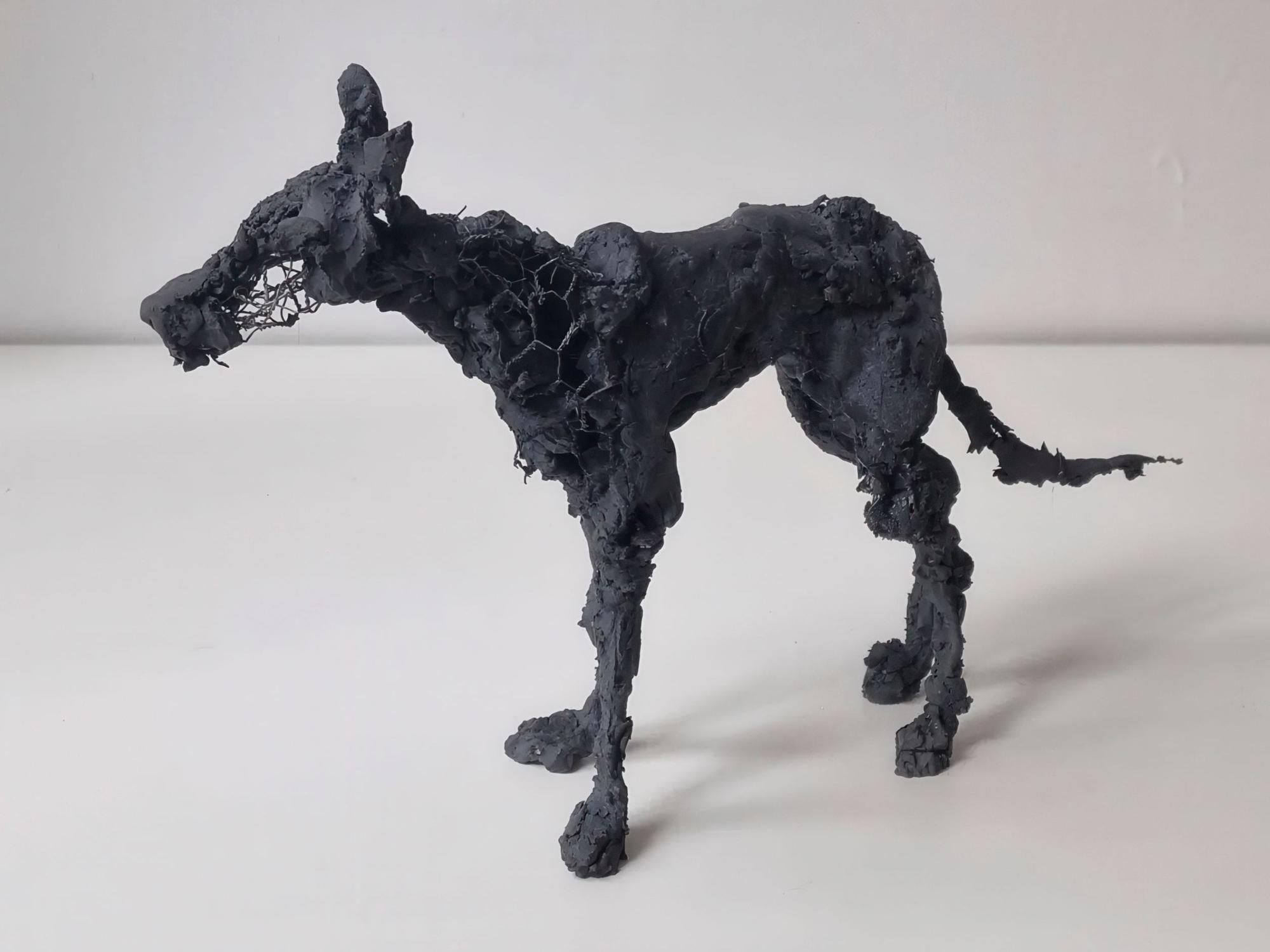 Der „Little Black Dog“ von Nelly Schmücking ist eine der rund zwölf Tierplastiken, die gezeigt werden.