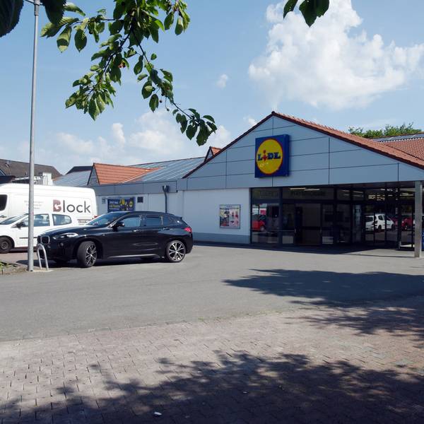 Die Lidl-Filiale in der Waldbröler Ortschaft Hermesdorf soll offenbar abgebrochen und auf größerer Fläche neugebaut werden. Dafür sollen drei Grundstücke entlang der Hauptstraße und des Helzbergwegs gekauft worden sein.