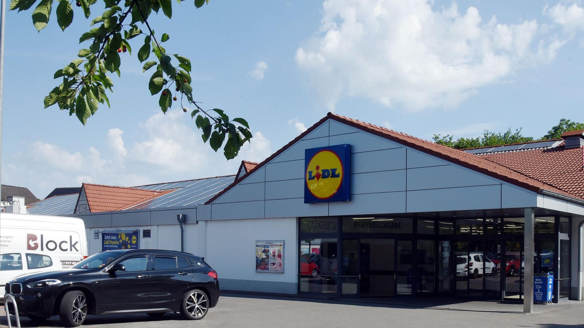 Die Lidl-Filiale in der Waldbröler Ortschaft Hermesdorf soll offenbar abgebrochen und auf größerer Fläche neugebaut werden. Dafür sollen drei Grundstücke entlang der Hauptstraße und des Helzbergwegs gekauft worden sein.