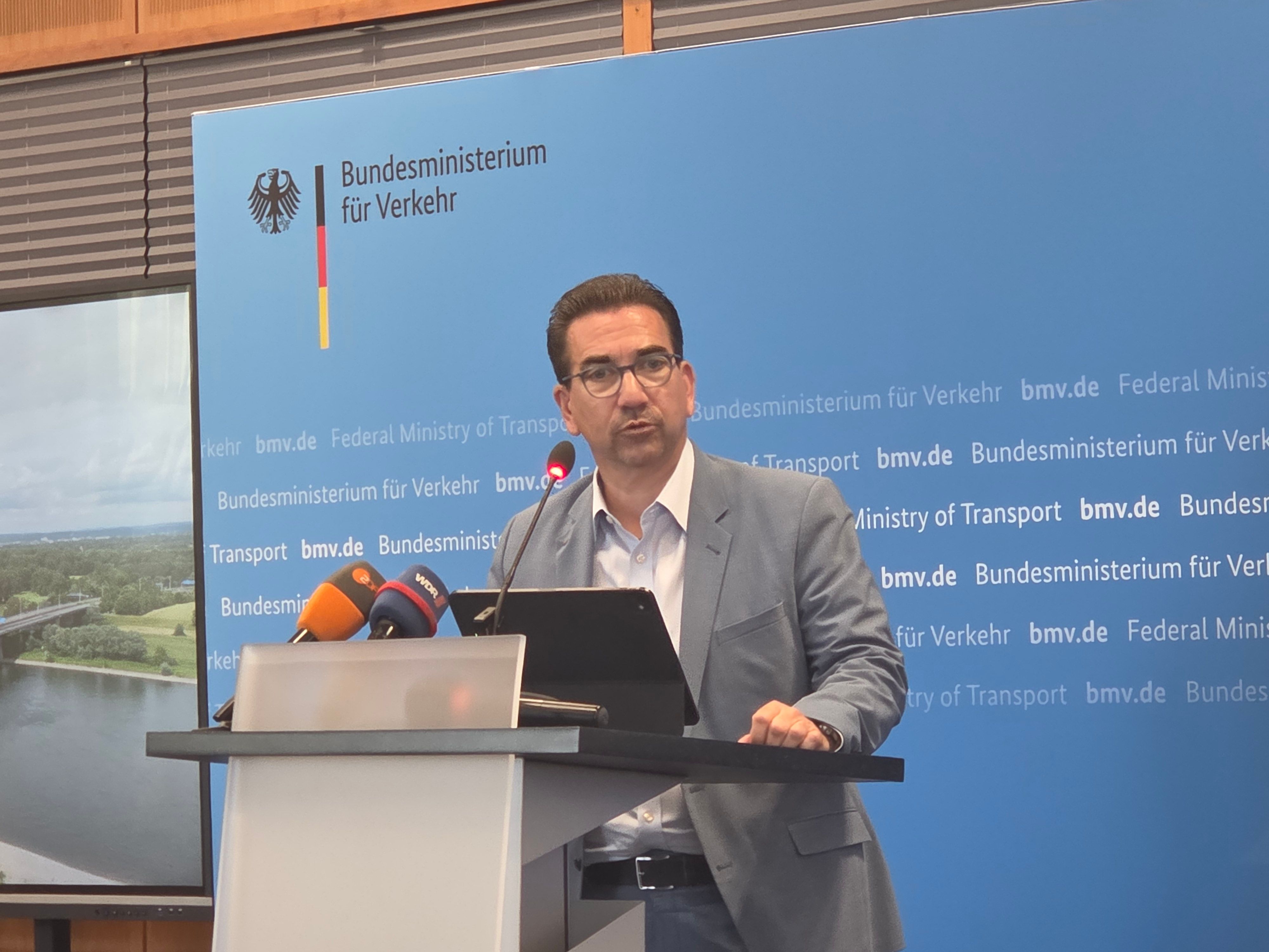 Pressekonferenz zum Status der Nordbrücke: Bonner Oberbürgermeister Guido Déus