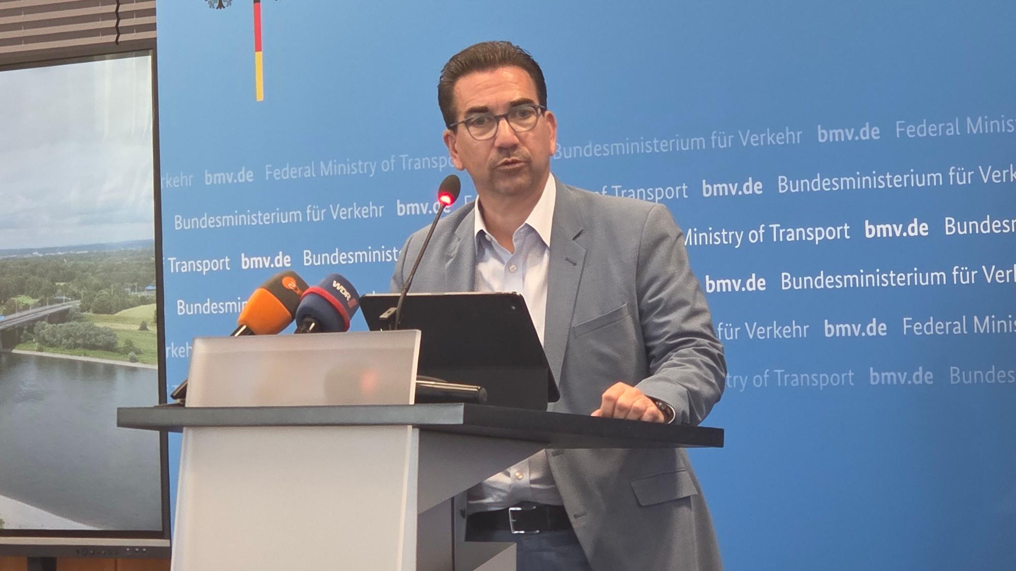 Pressekonferenz zum Status der Nordbrücke: Bonner Oberbürgermeister Guido Déus