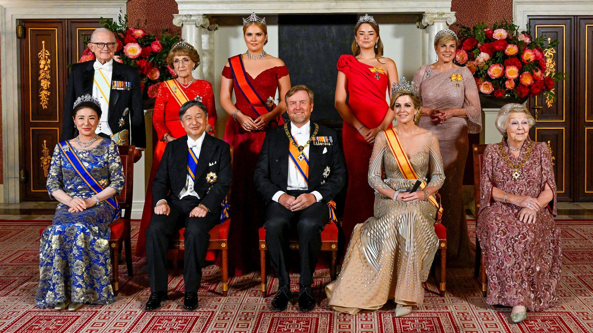 Ein historisches Gruppenfoto im Königlichen Palast von Amsterdam: König Willem-Alexander, Königin Máxima, Kronprinzessin Catharina-Amalia, Prinzessin Ariane, Prinzessin Beatrix, Prinzessin Laurentien, Prinzessin Margriet und Pieter van Vollenhoven empfangen Kaiser Naruhito und Kaiserin Masako von Japan am ersten Tag ihres dreitägigen Staatsbesuchs in den Niederlanden.
