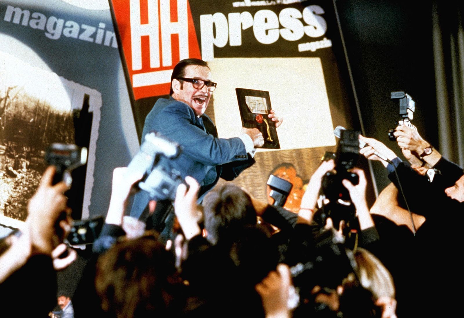 Der Helmut-Dietl-Film „Schtonk!“ wurde 1992 mit dem Deutschen Filmpreis ausgezeichnet. Götz George spielte den Journalisten Willié, der die angeblichen Tagebücher Adolf Hitlers präsentiert. (Bild: WDR/Rolf von der Heydt)