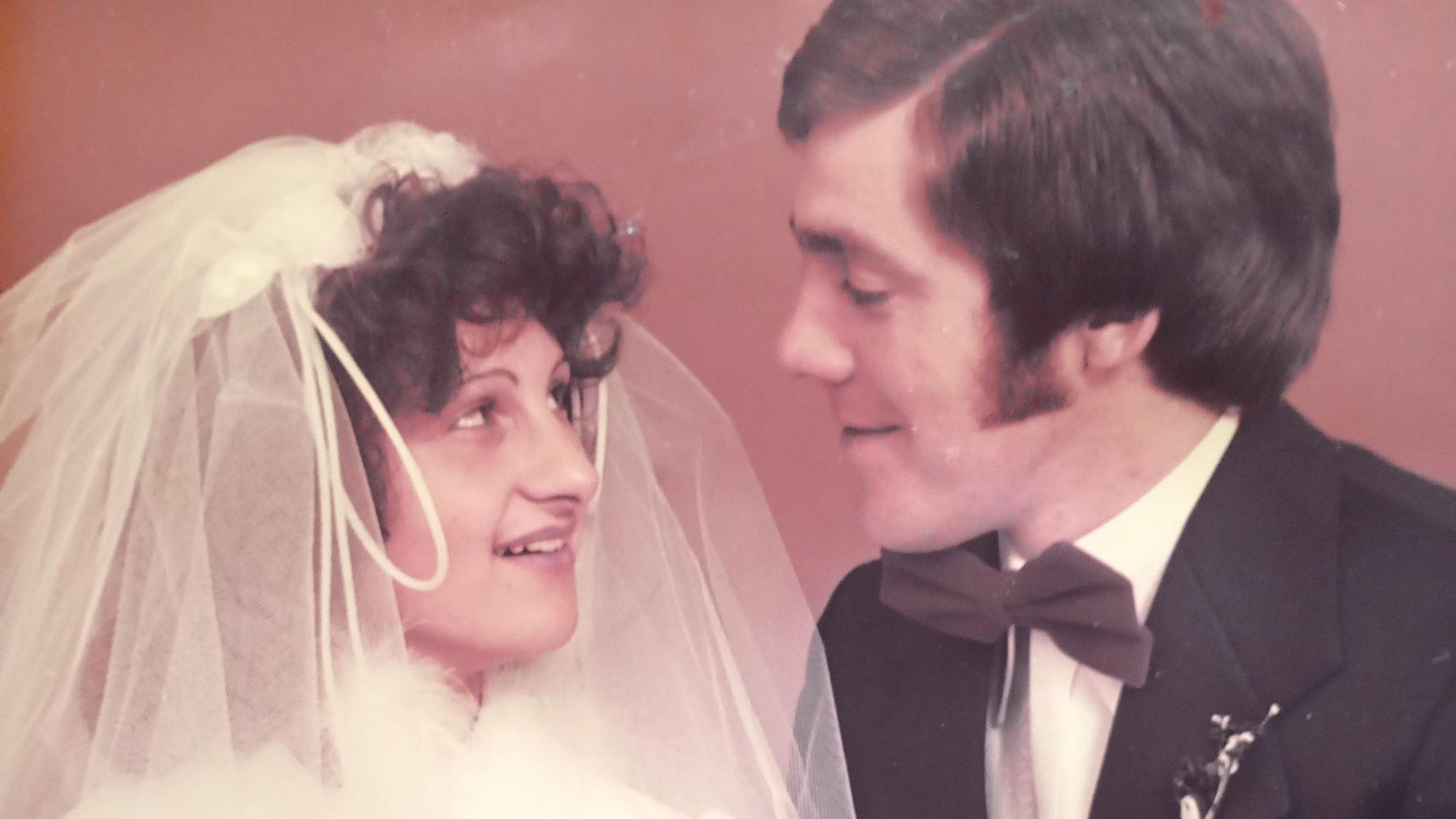 Das Foto zeigt Rita und Andreas Harf bei ihrer Hochzeit im Jahr 1976.