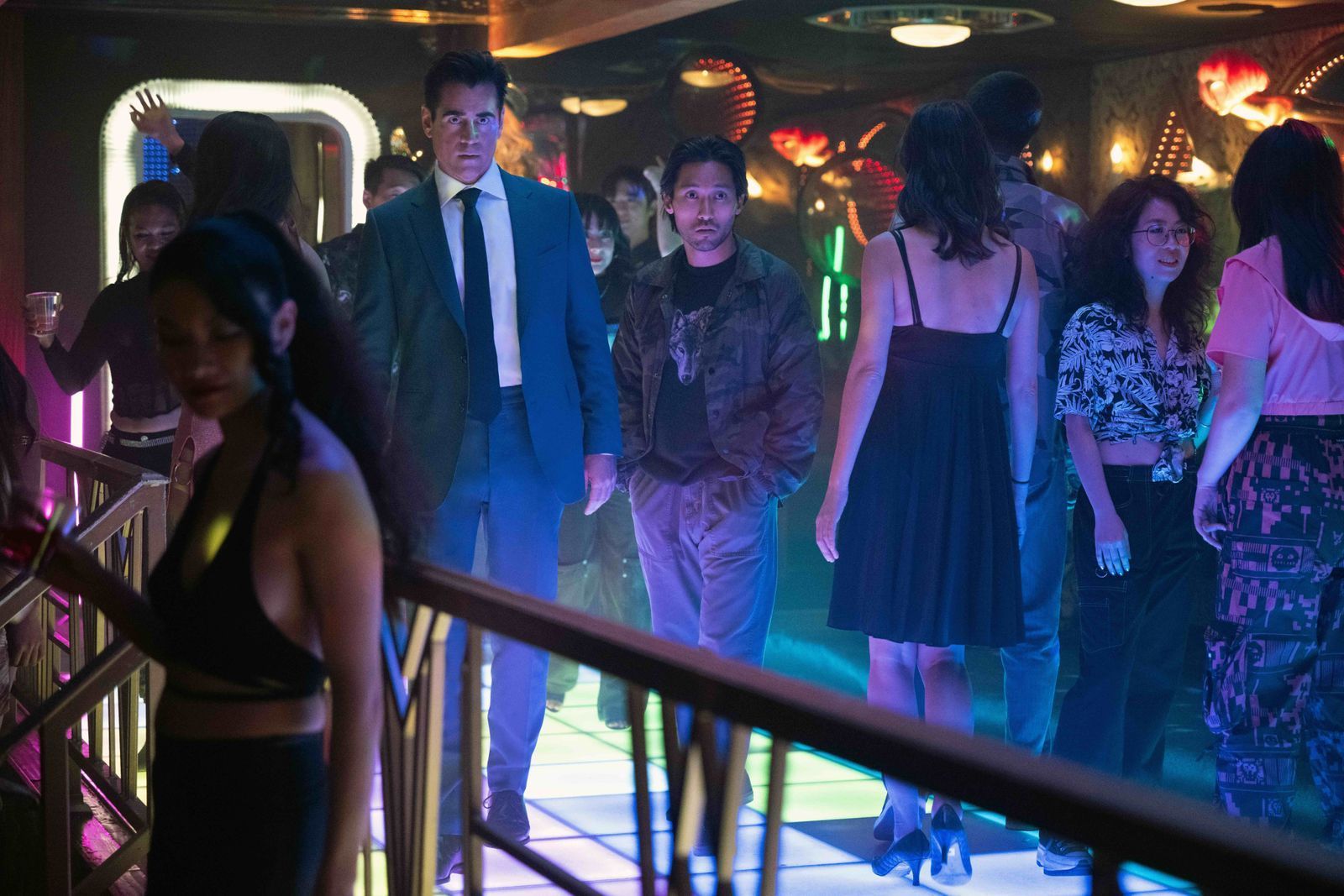 John Sugar (Colin Farrell, links) ermittelt in Staffel zwei der nach ihm benannten Serie wieder in einem Vermisstenfall: Der Bruder eines aufstrebenden Boxers (Jin Ha) aus der koreanischen Community von Los Angeles ist verschwunden - unter merkwürdigen Umständen.  (Bild: Apple TV)