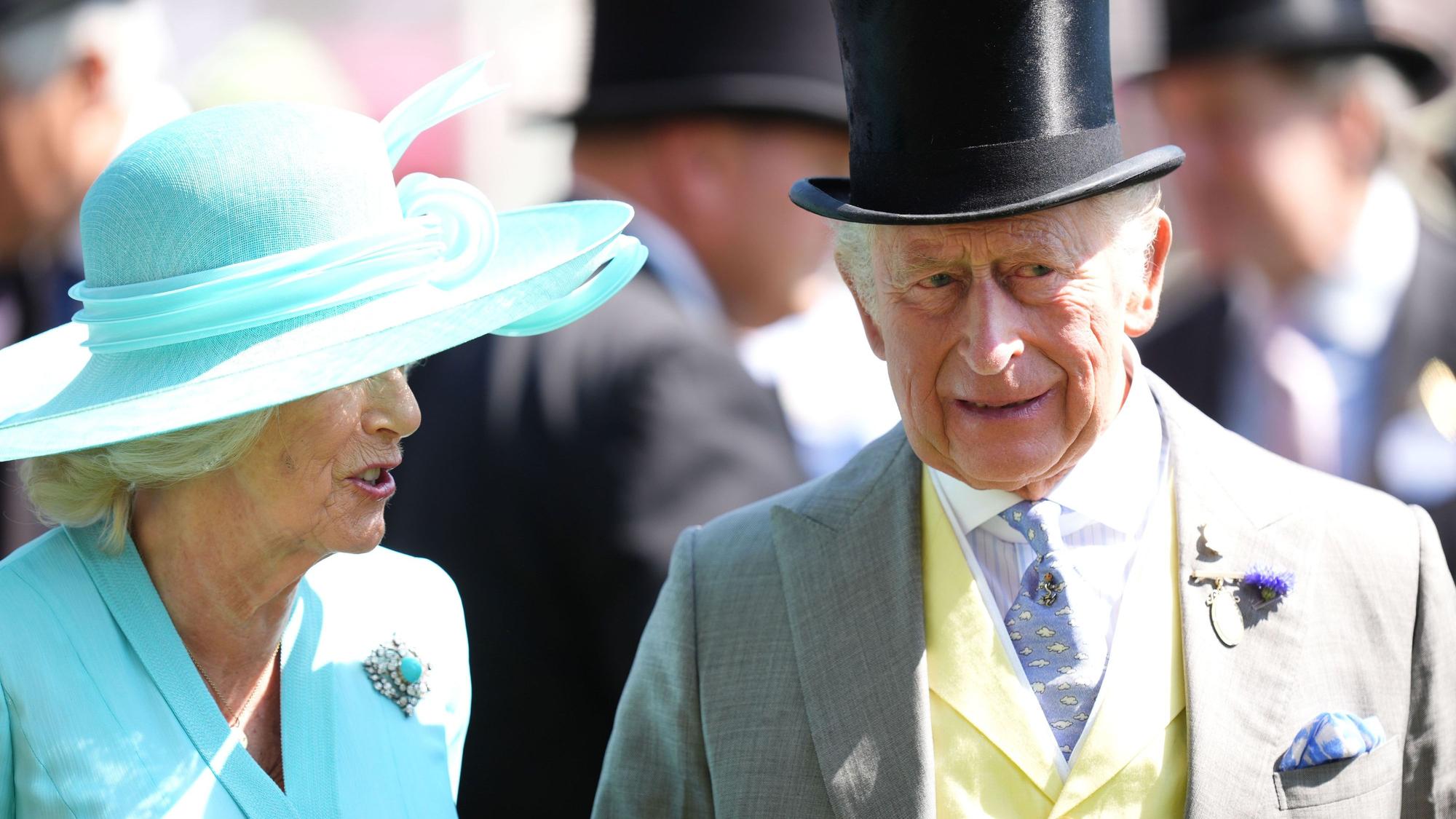 König Charles III. (r) und Königin Camilla am vierten Tag des Royal Ascot auf der Pferderennbahn von Ascot.