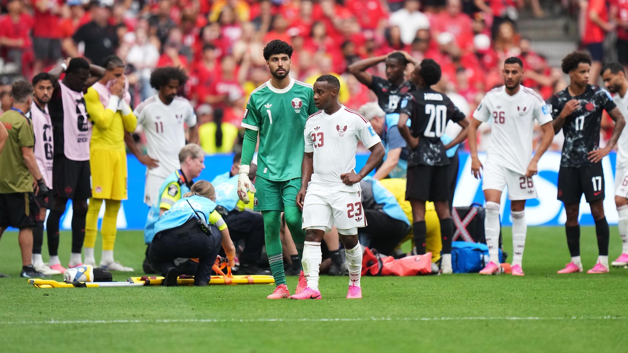 Assim Madibo aus Katar verlässt das Spielfeld, nachdem er wegen eines Fouls an dem Kanadier Ismael Kone, der im Hintergrund medizinisch versorgt wird, die Rote Karte erhalten hat.