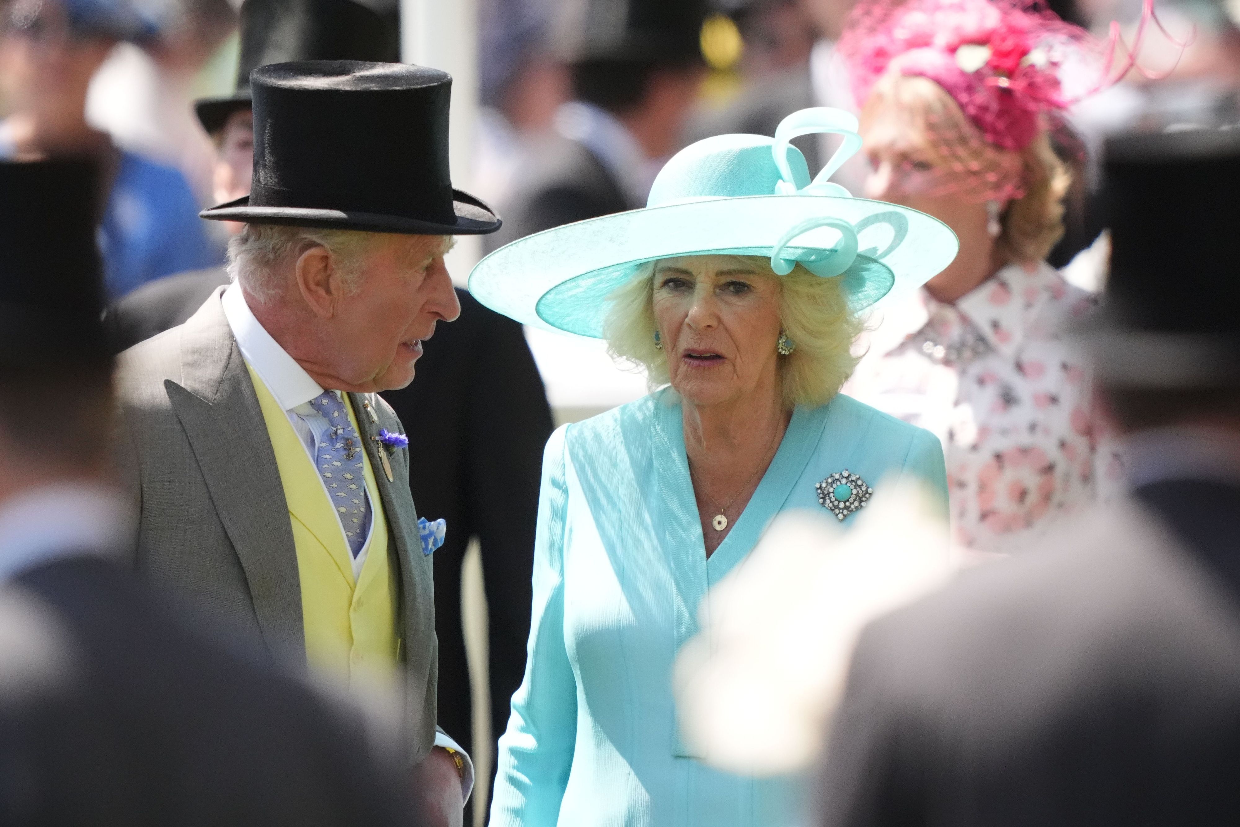 König Charles III. (r) und Königin Camilla am vierten Tag des Royal Ascot auf der Pferderennbahn von Ascot.