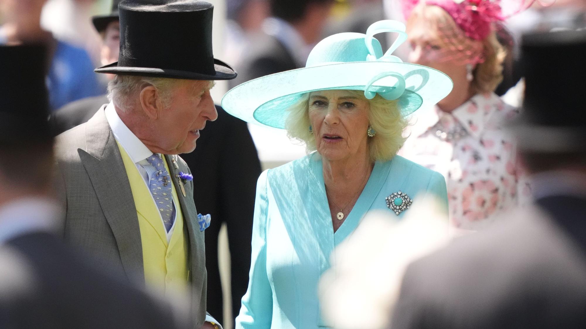 König Charles III. (r) und Königin Camilla am vierten Tag des Royal Ascot auf der Pferderennbahn von Ascot.