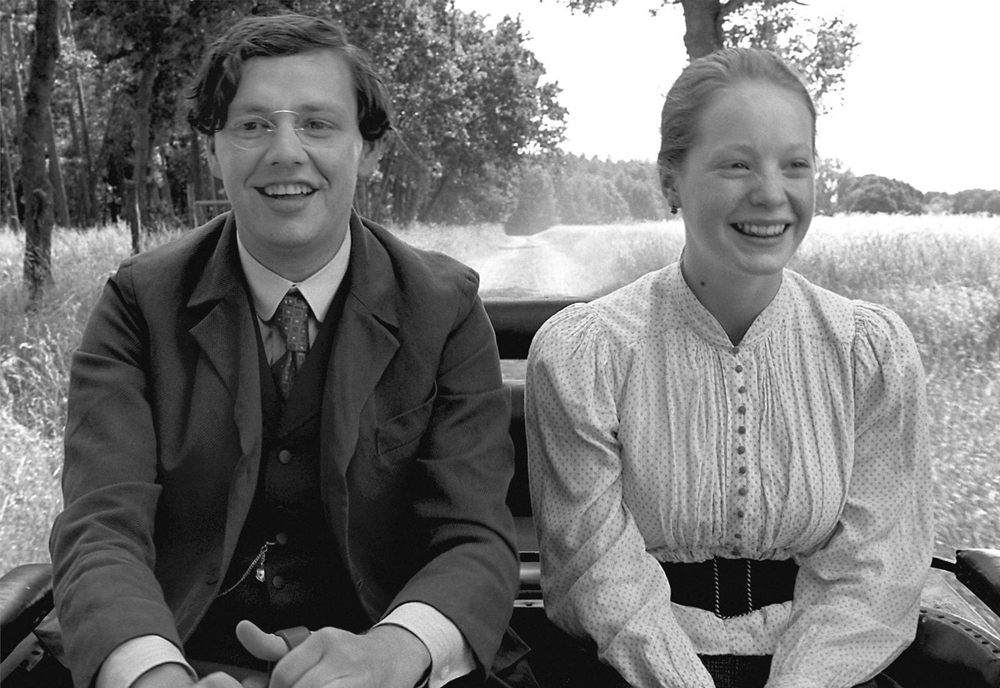 Ihren ersten großen Auftritt hatte Leonie Benesch auch in einem vielfach preisgekrönten Arthaus-Filmklassiker: an der Seite Christian Friedels in „Das Weiße Band“. Der Schwarzweißfilm von Michael Haneke gewann 2009 etwa 70 Filmpreise. Darunter die Goldene Palme in Cannes, den Deutschen und den Europäischen Filmpreis. (Bild: ZDF / ARD / Degeto / BR / X-Filme)