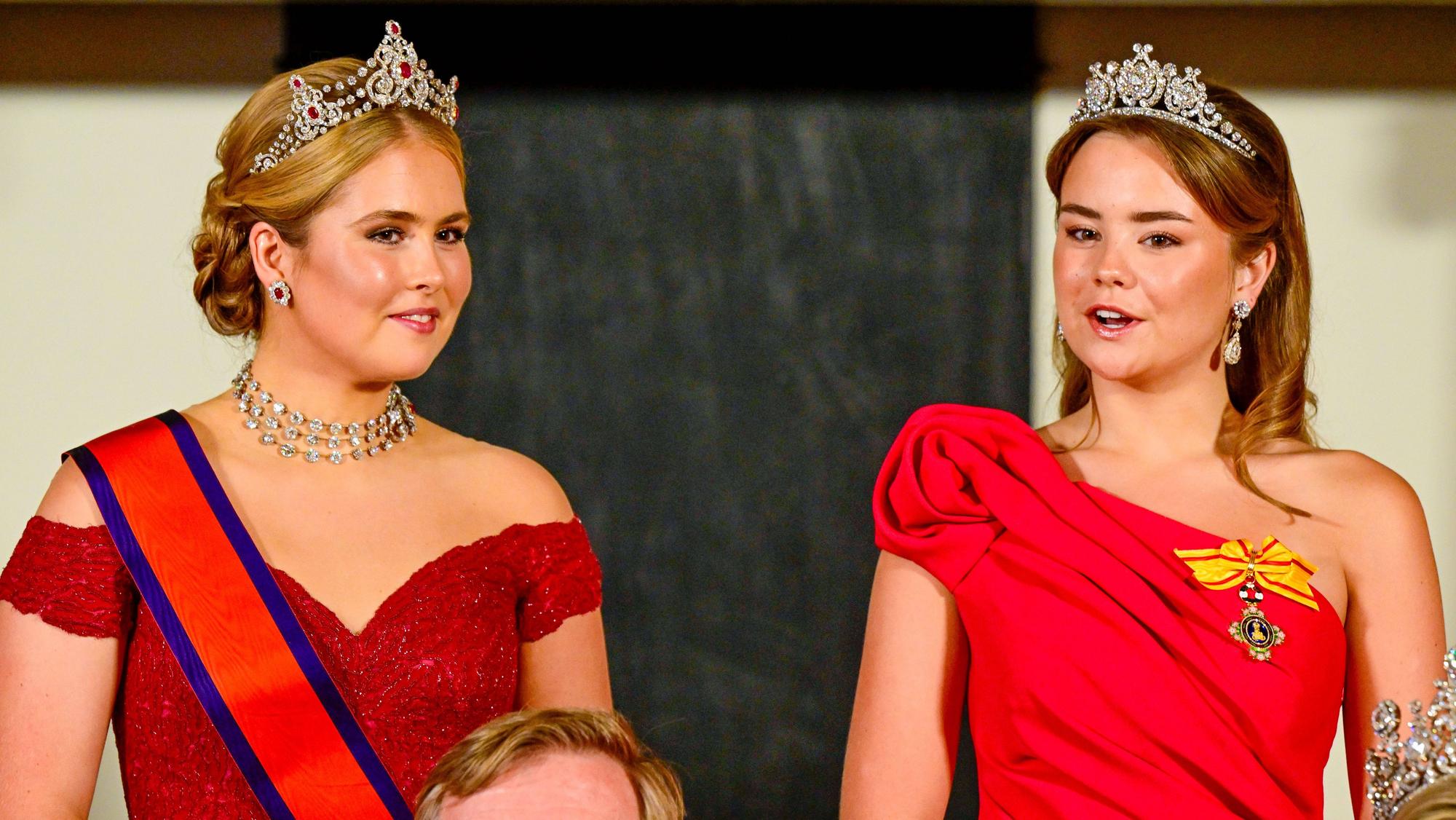 Kronprinzessin Amalia und Prinzessin Ariane beim feierlichen Staatsbankett im Königlichen Palast in Amsterdam.
