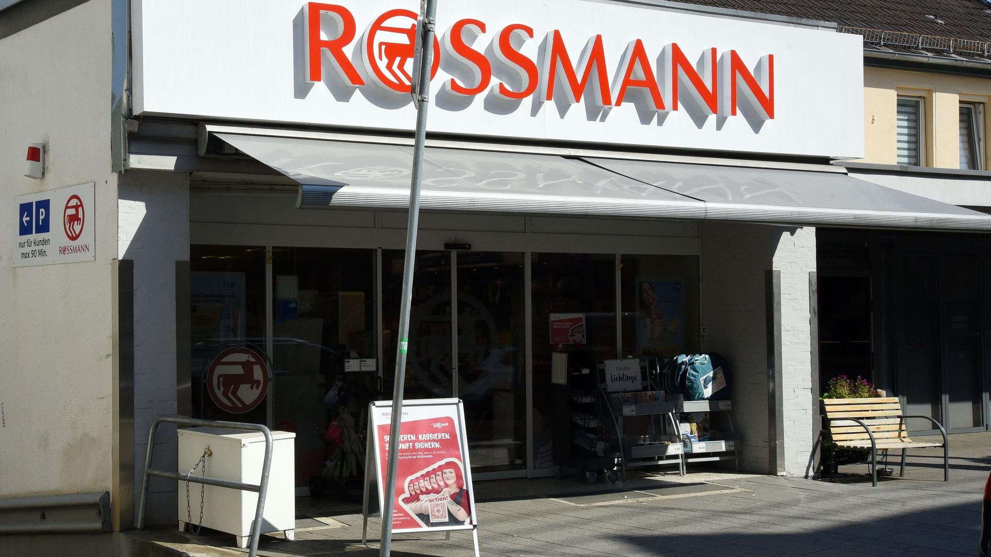 Die bisherige Filiale in der Ladenpassage an der Waldbröler Kaiserstraße ist der Drogeriekette Rossmann offenbar zu klein. Dem Vernehmen nach will der Konzern an den Raabeweg umziehen.