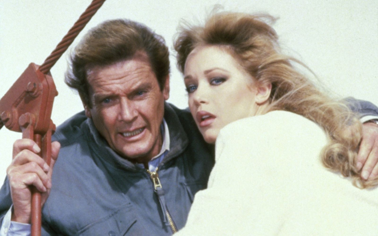 Sie schweben in höchster Gefahr: James Bond (Roger Moore) und die hübsche Stacey Sutton (Tanya Roberts). (Bild: RTL / (c) 1985 Danjaq, LLC and Metro-Goldwyn-Mayer Studios Inc. All Rights Reserved)