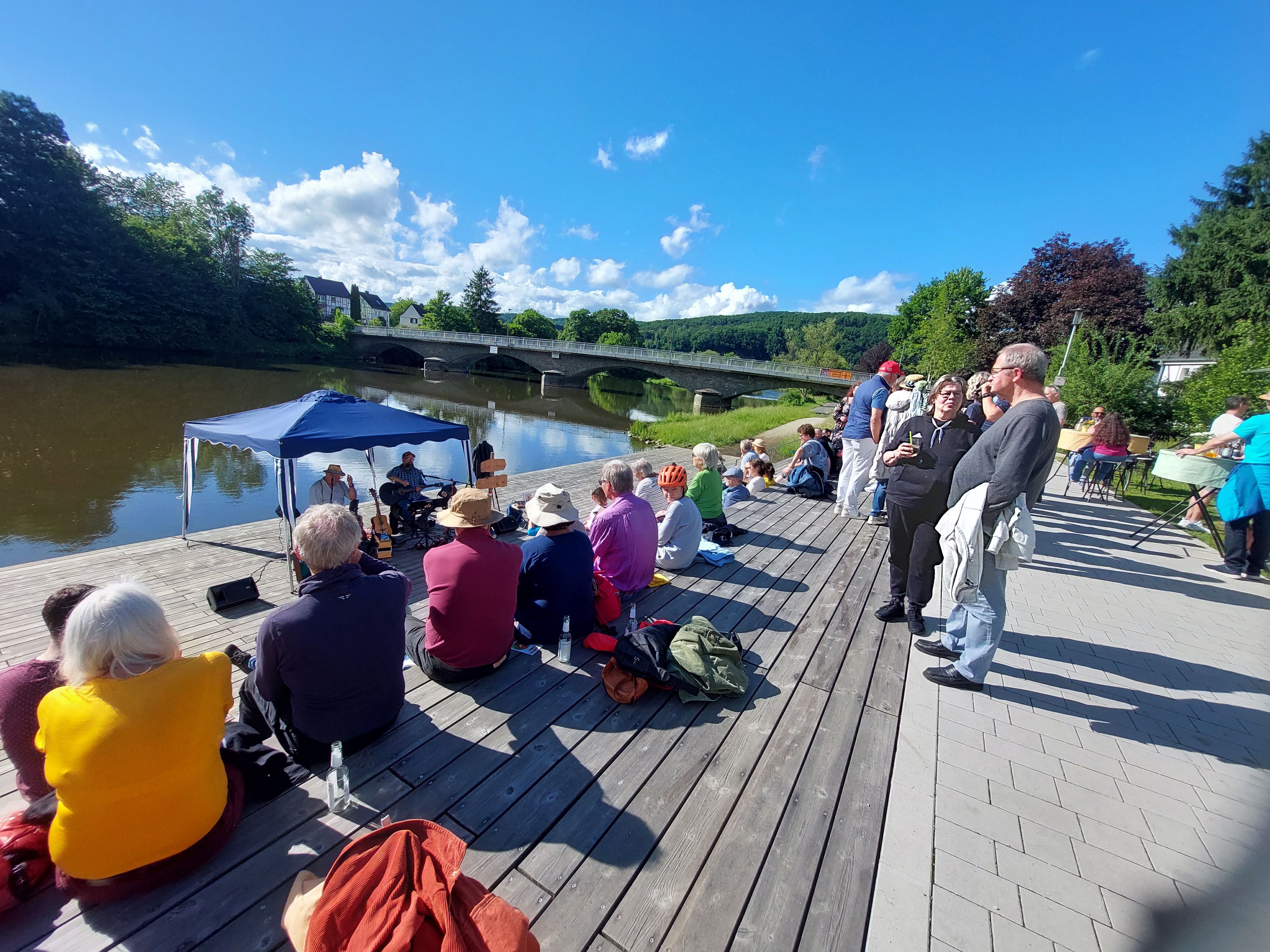 Die Siegpromenade in Windeck-Dattenfeld lädt zum Sitzen mit Blick auf den Fluss ein.