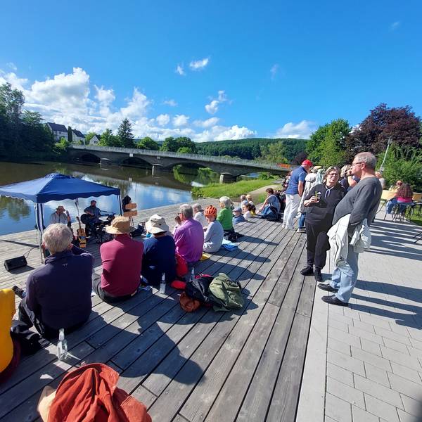Die Siegpromenade in Windeck-Dattenfeld lädt zum Sitzen mit Blick auf den Fluss ein.