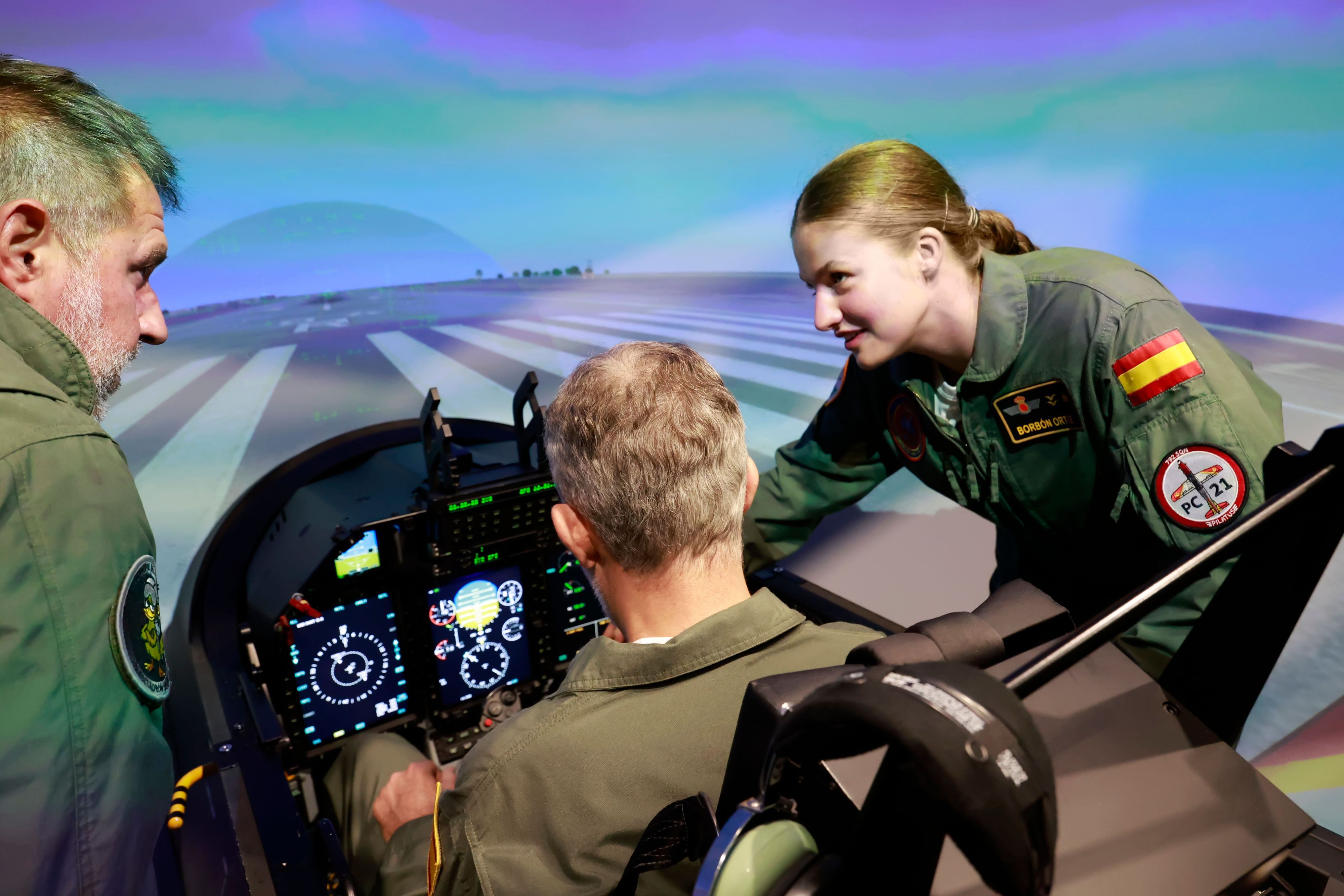 König Felipe VI. und Prinzessin Leonor bereiten sich an der General Air and Space Academy in San Javier auf einen gemeinsamen militärischen Trainingsflug vor.