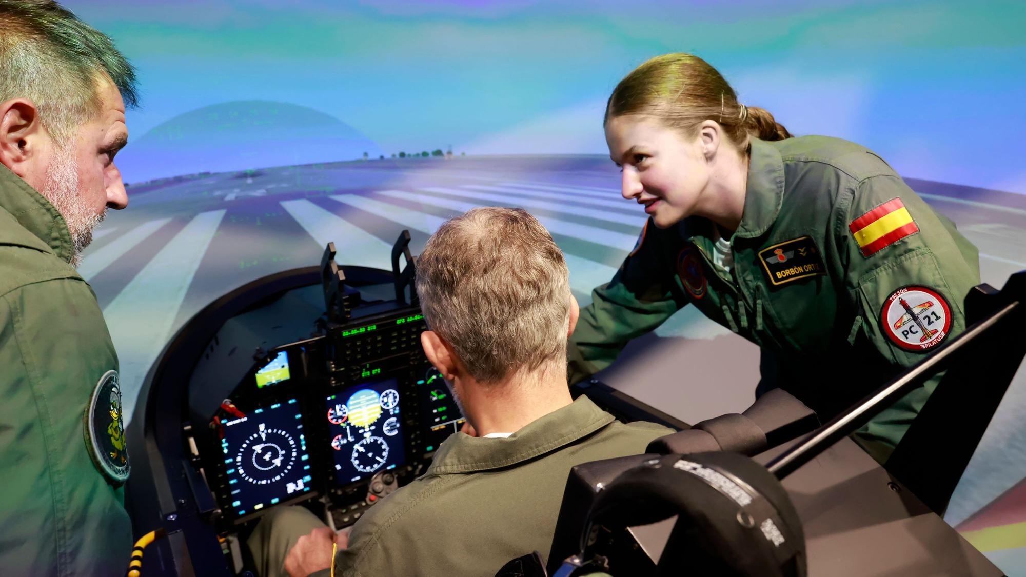 König Felipe VI. und Prinzessin Leonor bereiten sich an der General Air and Space Academy in San Javier auf einen gemeinsamen militärischen Trainingsflug vor.