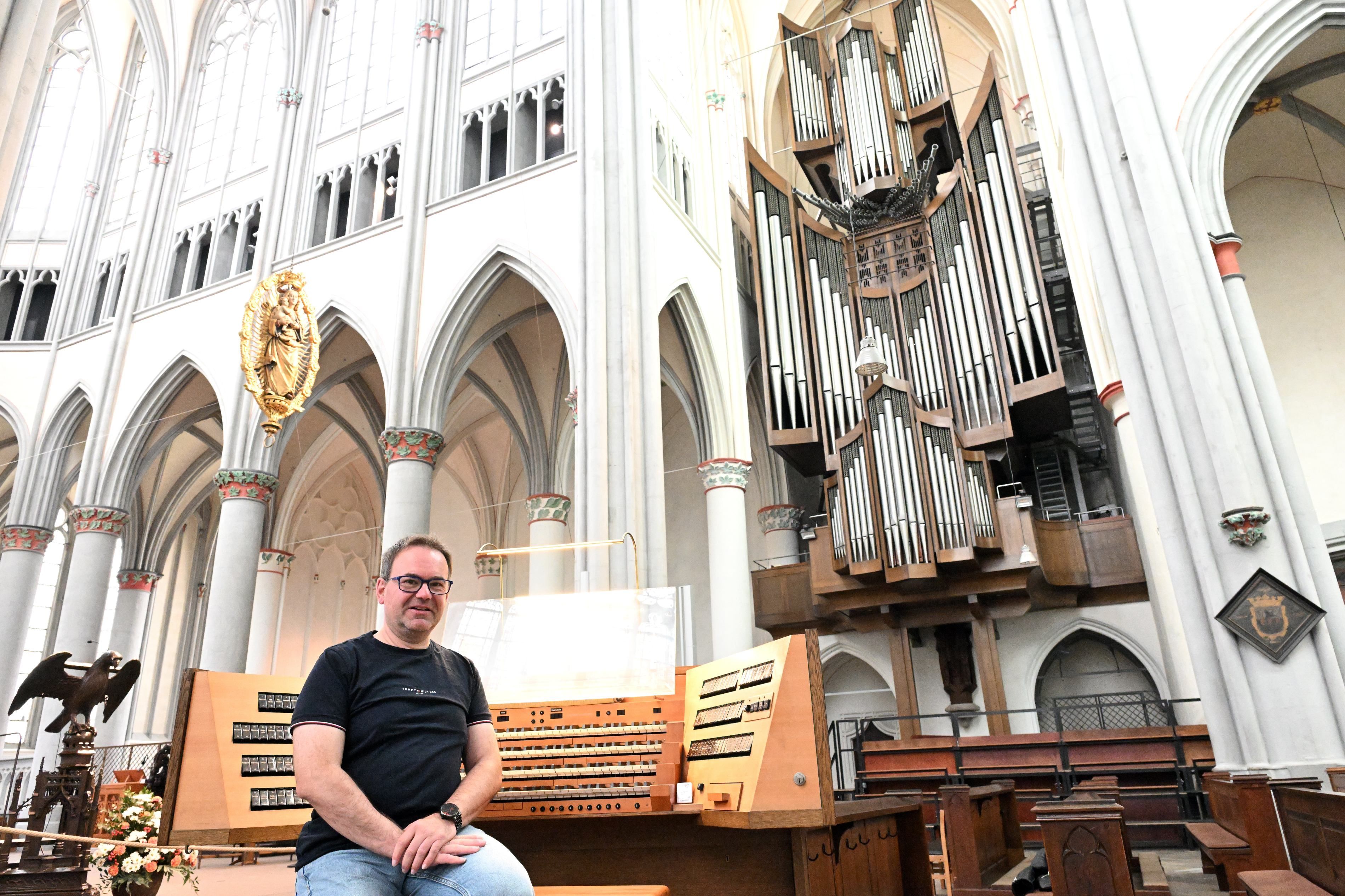 Domorganist Rolf Müller sitzt an der großen Orgel im Altenberger Dom.
