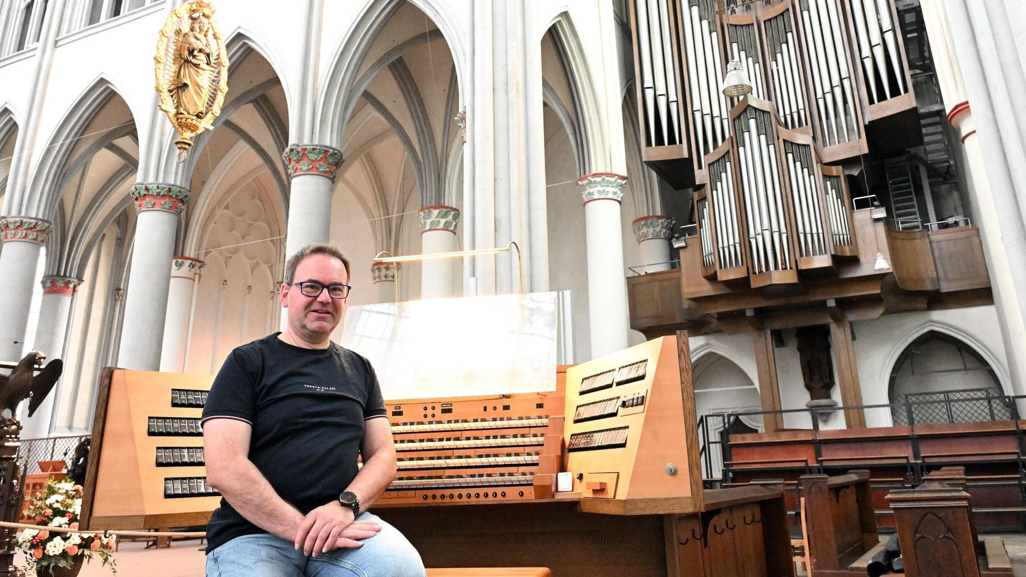 Domorganist Rolf Müller sitzt an der großen Orgel im Altenberger Dom.