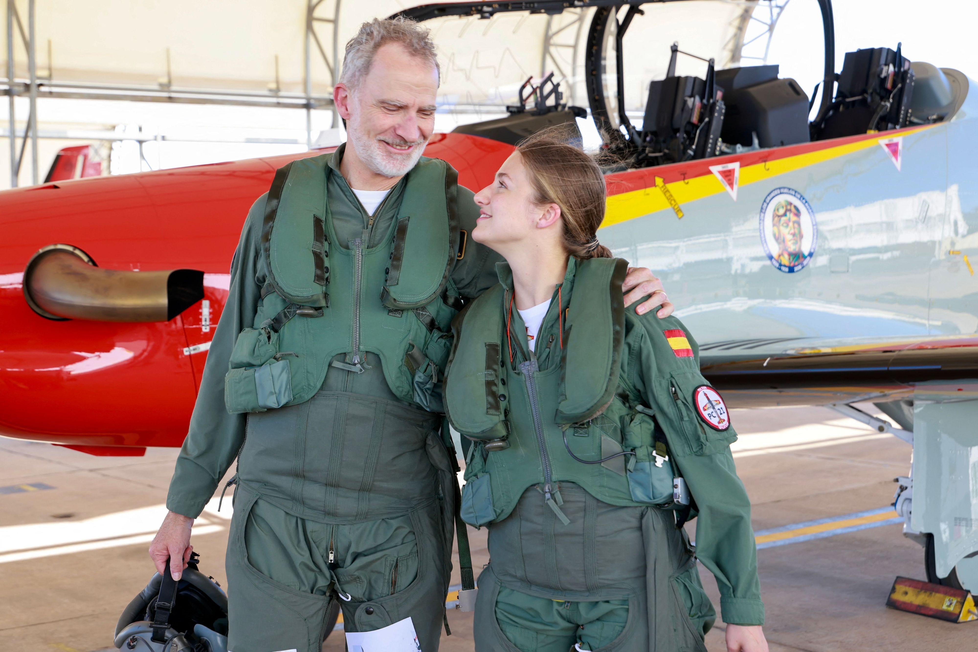 vater-und-tochter-im-cockpit-prinzessin-leonor-absolviert-flugausbildung-mit-k-nig-felipe
