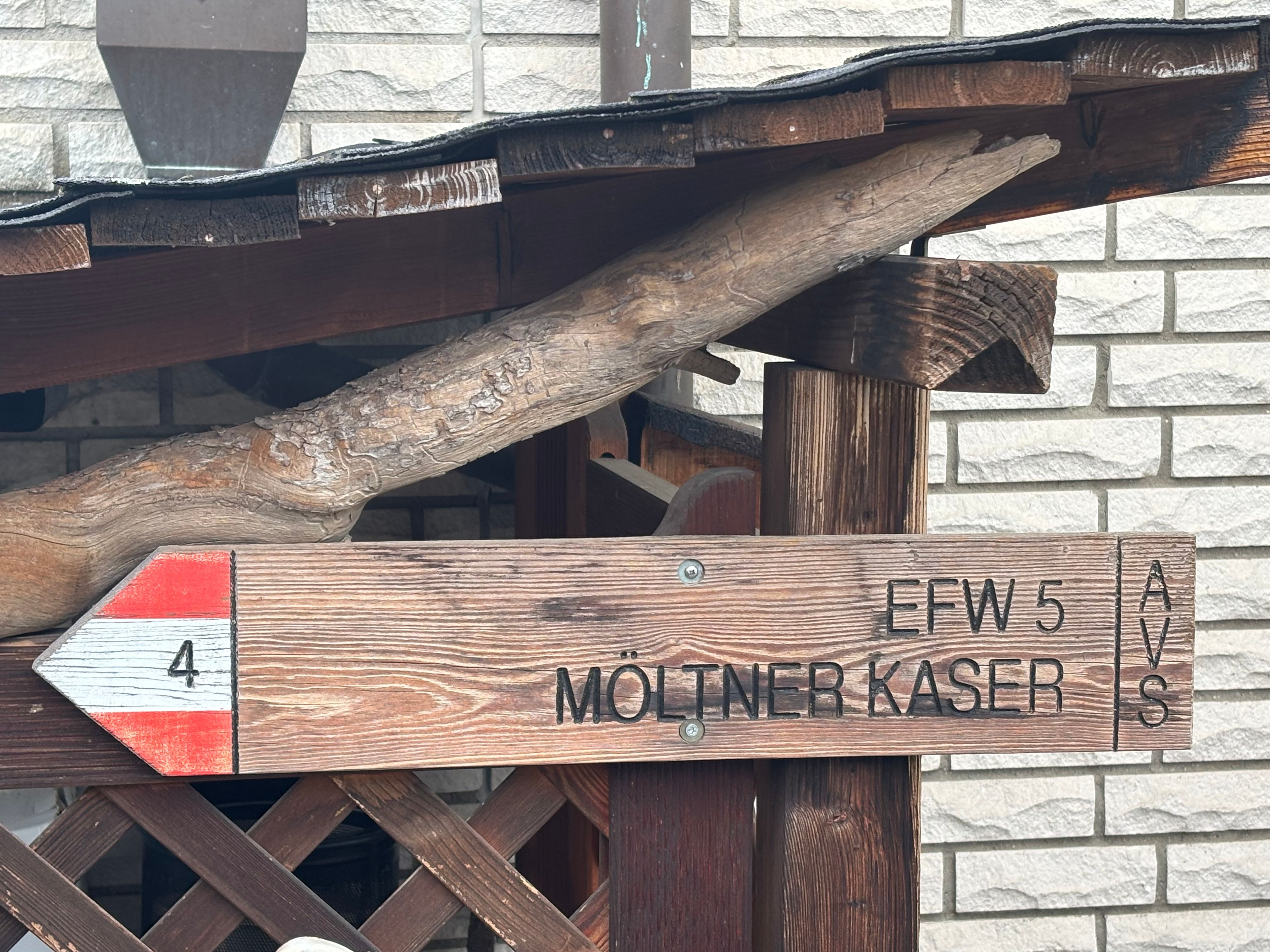 Ein hölzerner Wegweiser mit der Aufschrift "Möltner Kaser".